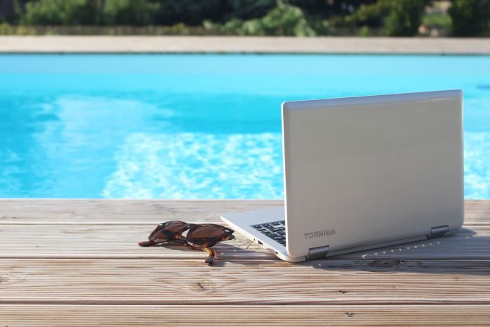Toshiba_notebook_piscina_02