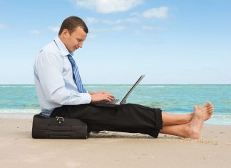 Vacanze e lavoro: gli italiani non riescono a staccare la spina per colpa della tecnologia