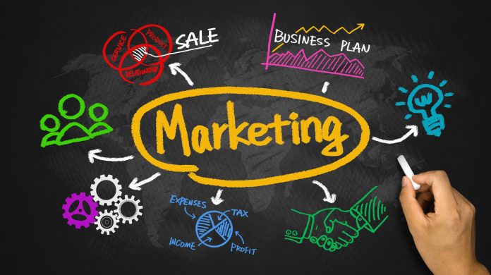 marketing with business graph and chart hand drawing on blackboard B2B Search Marketing Revolution: la Masterclass di AvantGrade