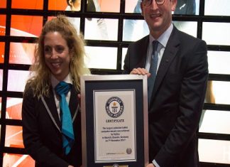 Fujitsu mette in scena il più grande mosaico animato di tablet computer Guinness World Record