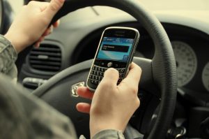 guida-con-cellulare-27f4711231dd41229f853063105812662