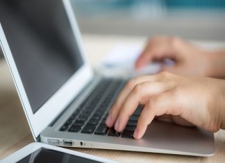 Meltdown e Spectre: come proteggersi Closeup of business woman hand typing on laptop keyboard