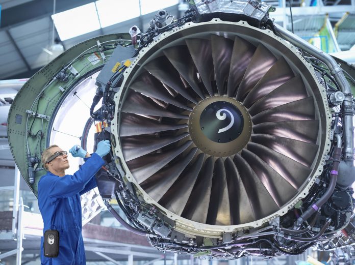 Engineers working on aircraft engine in aircraft maintenance factory tecnologie emergenti