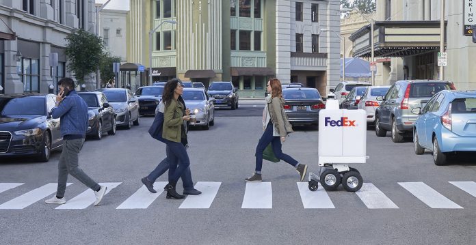 FedEx Robot corriere attraversa strada FedEx SameDay Bot