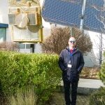 Giovanni Bonini, accanto a un modello di un satellite per l’osservazione della Terra, presso il centro per le operazioni spaziali dell’agenzia spaziale europea (esa/esoc).