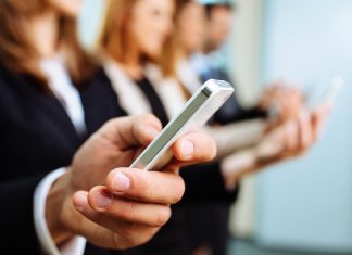 Gli italiani preferiscono connettersi via mobile
