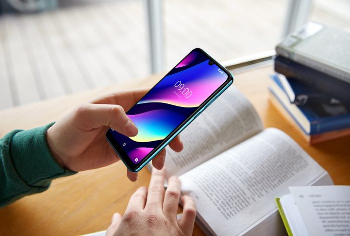 Wiko back to school View3 ambientata Scuola e smartphone: 7 su 10 lo usano con i professori