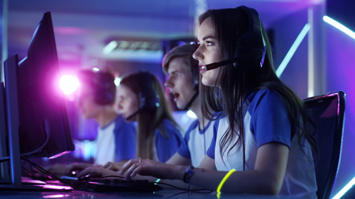Beautiful Professional Gamer Girl and Her Team Participate in eS Esport: le scuole puntano sugli electronic sport
