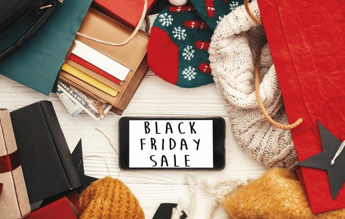 Black Friday big sale text on phone screen. Special discount chr Black Friday, attenzione a non contrarre troppi debiti