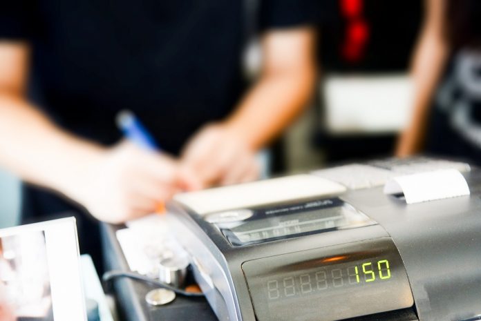 Blur cashier counter in the supermarket,Cashier at a supermarket checkout in a department store Wolters Kluwer per i commercialisti con Invio Dati Corrispettivi