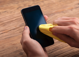 Come disinfettare lo smartphone efficacemente? Covid-19: come sanificare i dispositivi personali