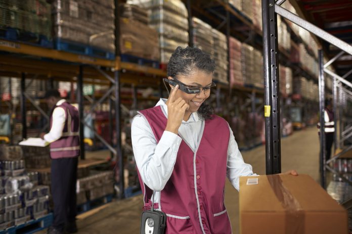 Woman using a barcode reader in a distribution warehouse Aumentare la produttività con i dispositivi wearable