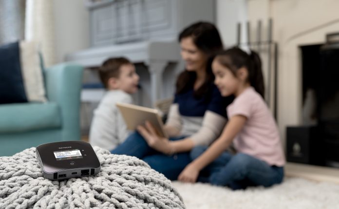 Netgear_M2_lifestyle Netgear presenta 4 dispositivi portatili per la connessione WiFi