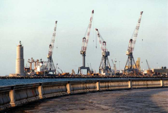 Gru_nel_porto_a_livorno Ericsson trasforma il Porto di Livorno nel 5G Port of the Future