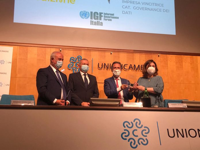 Foto consegna premio Ministro Catalfo Blockchain a portata di tutti con Dedit.io