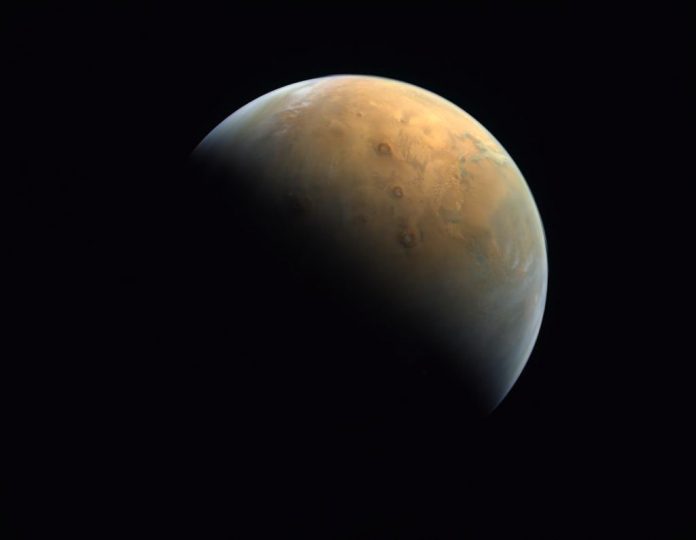 Image-of-Mars-from-Hope-orbiter - marte