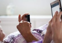 Usare il cellulare prima di dormire: l’ 84% degli italiani lo fa usare il cellulare prima di andare a dormire