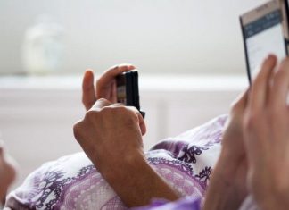 Usare il cellulare prima di dormire: l’ 84% degli italiani lo fa usare il cellulare prima di andare a dormire