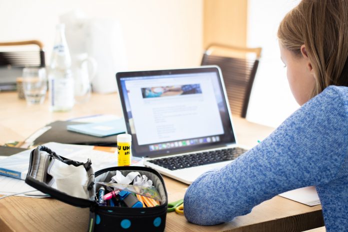 girl-5662435_1920 È boom di Corsi Online - business da 300 miliardi di dollari