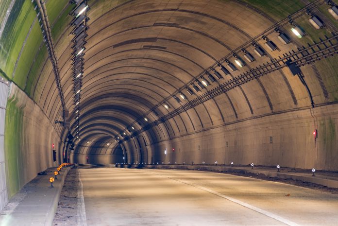 Tunnel Road with two lane highway Smart city e circular city: le prime città italiane controllate da AI
