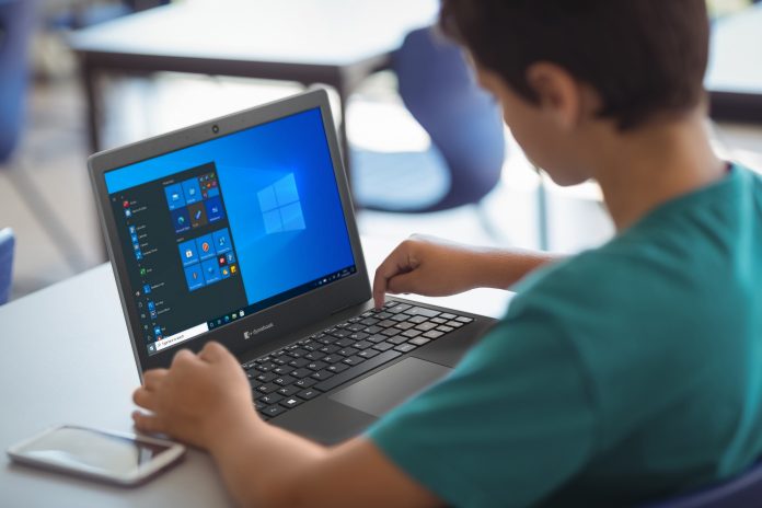 Male caucasian student having a video call with female teacher o Digital learning: servono sicurezza, prestazioni e connettività