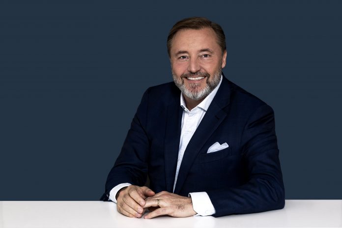 – ServiceNow, leader globale nei workflow digitali, annuncia la nomina di Ulrik Nehammer a Presidente dell’area EMEA (Europe, Middle East e Africa), a partire dal 1 febbraio 2022. Nehammer arriva in ServiceNow dopo l’esperienza come CEO dell’area APAC per Salesforce, dove era entrato come Strategic Customer Advisor nel 2017. Prima ancora, aveva ricoperto il ruolo di CEO presso Coca-Cola Germany, azienda che l’aveva visto inizare nel 1992 una carriera costellata di promozioni e trasferimenti in sette diversi Paesi tra Europa e Asia. ServiceNow: Ulrik Nehammer nuovo Presidente EMEA
