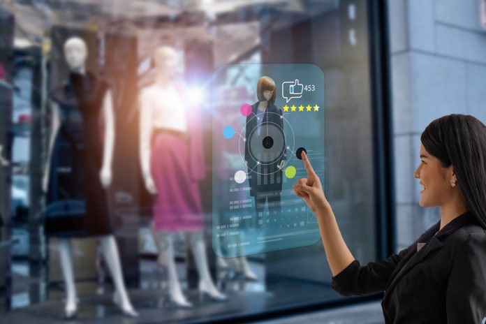 Smart,Retail,,Shopping,Online,Technology,Concept,,Woman,Try,To,Use punti vendita