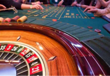 Gioco d’azzardo online e tecnologia Il mondo dei casino online è sicuramente ricco di occasioni, ma anche di tante incognite. Per questo motivo sapere quali sono i casinò online sicuri è importante, sia per la sicurezza dei nostri dati che per quella delle nostre vincite. È proprio questo che ha portato alla nascita della sigla aams adm, per andare a indicare tutti quei casino online sicuri su cui possiamo giocare in tranquillità. In questo nuovo approfondimento ci andremo ad occupare proprio dei casinò online sicuri, per imparare a riconoscerli, ad utilizzarli al meglio e tentare così di ottenere dei guadagni extra al nostro stipendio. Se non hai dunque molta esperienza con i casinò online sicuri ti consigliamo la lettura, e anche se sei un esperto del mondo dei casino ti suggeriamo di approfondire con noi i tanti aspetti meno noti dei migliori casinò online. Primi passi su un sito di casino online sicuro: come funziona Quando ti iscrivi ad un nuovo casino online ci sono tanti passaggi da tenere in conto, tutti da seguire con scrupolo per non farsi mai cogliere impreparati. Soprattutto se sei un neofita dei casinò online sicuri aams adm, dovrai innanzitutto effettuare la verifica della presenza di queste sigle nel cosiddetto footer del casino. Per footer si intende, molto semplicemente, la parte più in basso dei casino online sicuri, quella parte dove generalmente vanno ad essere posizionati i vari link secondari e appunto anche il logo aams adm. Se sul fondo del portale del casino online trovi questo logo, allora puoi essere certo che quel casino è effettivamente tra quelli sicuri in Italia. Inoltre non c'è alcuna differenza tra aams e adm, semplicemente adm è la nuova sigla che è andata a sostituire aams, per cui non preoccuparti se vedi la seconda e non la prima dicitura. Compiuto questo importante passaggio, non ti rimarrà che procedere nel processo di registrazione al portale ed effettuare, successivamente, il tuo primo deposito sul casino. In questo modo potrai iniziare a giocare e divertirti, tentando anche di guadagnare qualcosa sui tanti giochi disponibili, come: slot machine, poker, black jack e tanto altro ancora. Le misure di sicurezza presenti sui casinò AAMS Abbiamo dunque visto come il primo passo in assoluto da compiere sui casino online sicuri e affidabili è verificare che sia presente la sigla aams adm, questa ci da sicurezza e affidabilità. Tuttavia non sempre ci è chiaro cosa indichi questa sigla, perché è lì e cosa indica esattamente. Infatti non è semplicemente un logo che viene posto a tutti quelli che lo richiedono, ma indica tutta una serie di misure di sicurezza e test effettuati dagli enti governativi sullo specifico casino online preso in esame. Quando un nuovo casinò online decide di voler operare in Italia, deve passare alcuni severi test, di cui il primo è il controllo del sistema RNG. Questa è una sigla che sta Random Number Generator, che possiamo tradurre in italiano come Generatore Casuale di Numeri. Questo sistema permette ai casino online sicuri di rendere ogni gioco presente sul sito completamente casuale. Questo ti assicura che il gioco non sia manomesso o modificato per far vincere più volte il casinò di quante non farebbe con un sistema casuale. Dopo viene verificato il livello dei sistemi di sicurezza del casino online aams. Questo va a controllare quanto il portale sia pronto ad eventuali tentativi di intrusione da parte di malintenzionati, volti a sottrarre ai giocatori i loro dati o i loro fondi. Successivamente si procede a testare la forza, se così possiamo definirla, dei sistemi di crittografia del casinò online. La crittografia SSL consente al casino online di rendere illeggibili, per gli estranei, tutti i dati che vengono comunicati dagli utenti e che vengono conservati nei propri database. Senza questi sistemi, chiunque in grado di farlo potrebbe leggere i nostri dati e rubarli. Infine gli ultimi controlli a cui è sottoposto un casinò online aams riguardano il cosiddetto contratto di gioco. Questo non è altro che quel documento che, ogni volta che andiamo a registrarci a dei nuovi casino online sicuri aams adm, ci viene proposto da leggere in modo approfondito. Sappiamo che in genere questo contratto di gioco è troppo lungo e anche noioso da leggere, per cui sono gli enti preposti a verificare che tutto quanto scritto sia regolare e conforme alle normative di legge. Se a seguito di tutti i controlli il casino online viene ritenuto sicuro, allora l'agenzia preposta provvederà a fornirgli l'autorizzazione di mostrare il logo aams adm sul proprio portale. I servizi disponibili su un casinò online sicuri AAMS I casinò online aams oltre ad essere sicuri, testati e approvati dagli enti preposti dal governo, ti forniscono anche alcuni servizi essenziali che non troverai sui siti non autorizzati dalle autorità. I casino online sicuri infatti devono garantirti un livello di servizi sempre ottimale e adatto a un casino di questo tipo, che non lasci nulla al caso e che segua dunque il giocatore in ogni sua fase. A partire dalla fase di registrazione e deposito, qui i metodi di pagamento sono sempre molti di più e più sicuri, rispetto a quelli di un casino online non autorizzato. Questo proprio perché anche le società, che ti permettono di depositare e muovere denaro in giro per il mondo, sono più felici di operare con casinò online sicuri, piuttosto che con siti non autorizzati. Oltre a questo sui casinò online sicuri troverai quasi sempre un numero di giochi software blueprint gaming molto più vasto. In altre parole sui casino online aams generalmente avrai più giochi a tua disposizione tra slot machine, giochi live, roulette, poker e molto altro ancora. Successivamente non possiamo dimenticare i bonus sul deposito e ogni altro tipo di bonus di gioco, ovvero tutti quei regali che i casino online aams ti fanno per farti giocare di più, spendendo molto di meno. Sui casino online non autorizzati è più difficile trovare bonus certi, proprio perché la loro affidabilità non è stata accuratamente testata da aams adm. Tra gli altri servizi che troverai inclusi in un casinò online sicuri aams adm, sicuramente c'è anche l'assistenza clienti, fattore importantissimo per tutti i siti di questo tipo. L'attenzione all'esperienza dell'utente è un punto vitale, che può fare la differenza tra i migliori casino online e tutti gli altri. Slot machine nei casinò AAMS I casino online aams sono un posto in cui divertirsi e, perché no, cercare di ottenere un certo profitto e questo è possibile solo tramite i giochi online presenti su questi siti particolari. Se tu hai già dimestichezza con il mondo dei casino online aams sicuramente conoscerai già abbastanza bene tutti i giochi online sicuri che questi casinò offrono alla propria clientela. Se invece non sei molto esperto dei casinò online sicuri, possiamo darti noi un'introduzione a questo mondo di possibilità, partendo dal gioco da casino per definizione: la slot machine. Le slot machine sono uno dei giochi d'azzardo più famosi, con una storia anche piuttosto lunga. Infatti le primissime slot machine risalirebbero agli ultimi anni dell'ottocento, quando un giovane inventore ideò il primitivo sistema di rulli in legno con sopra dipinti i simboli. In questa prima versione la linea vincente era solo una, mentre oggi in quelle moderne le linee possono anche superare le 10, a seconda dello specifico gioco digitale che andiamo a scegliere. Con il tempo questo giovane inventore capì che le slot erano un gioco molto apprezzato, dunque si impegnano per migliorarle e renderle adatte anche ai casinò che iniziavano a nascere e moltiplicarsi, facendo vincere soldi a milioni di persone. Il legno venne sostituito dal metallo e i rulli con il tempo divennero uno schermo su cui vorticano immagini digitali. Nei casinò le slot machine occupano vaste sale e il loro successo è stato trasporto anche sui casino online. Oggi sui casino online sicuri si possono trovare decine, centinaia se non migliaia di slot machine fornite dagli sviluppatori di questi software, per farti giocare ogni giorno ad una slot machine differente. Queste slot divengono anche il fulcro dei bonus con giri gratis in quantità. Questi giri gratis ti permettono di giocare praticamente senza spendere un euro. Transazioni e pagamenti sui casinò online sicuri AAMS I casinò online aams sicuri aams devono assicurarti un livello di sicurezza massimo per tutti i nostri dati. Quando infatti ci registriamo ad un casino online o effettuiamo ogni singola giocata su slot machine, roulette, poker o altro, noi andiamo a comunicare dei dati che devono essere protetti. In particolare è importante che i casino online sicuri curino le transazioni e i singoli pagamenti. Questo parte dalla scelta dei giusti metodi di pagamento, fino alla gestione della singola giocata su ad esempio una slot machine. Per i proprio conti di gioco, i casino online sicuri accettano sempre più metodi di pagamento, ma che vengono sempre controllati e testati. Per depositare i tuoi soldi sui casino online italiani potrai usare sistemi quali: ● Carta di credito quali: Master card, Visa; ● Carta di debito, sempre Master card, Visa e molti altri; ● Bonifico bancario; ● E-wallets come: Paypal, Skrill tempi, Neteller, Payoneer e altri ancora; ● Criptovalute quali: Bitcoin, Litecoin, Ethereum e molte altre. Con ognuno di questi metodi potrai effettuare un deposito in soldi veri sul tuo conto di gioco. Successivamente potrai scegliere il miglior gioco digitale sul mercato e investirci la cifra che preferisci. Se vincerai, potrai prelevare i tuoi soldi con lo stesso sistema di pagamento utilizzato per il deposito. Come trovare i casinò online più sicuri Abbiamo iniziato a scendere un po' nei dettagli di quali e cosa sono i casino online italiani sicuri e affidabili. Ora però scendiamo ancora più nel profondo, rispondendo ad una semplice domanda, che in realtà nasconde molti altri quesiti, ovvero: come si trovano i migliori casino online sicuri? Rispondere a questa domanda richiede sicuramente un certo approfondimento, in altre parole non esiste un modo univoco di trovare i migliori casino online sicuri. Sul mercato italiano e nel mondo i casino online sono tantissimi, ma non tutti hanno la licenza aams o la nuova licenza adm, per cui sbagliare e affidarsi a siti web poco raccomandabili è sempre molto facile. Qui di seguito ti daremo alcune indicazioni, alcuni elementi che puoi osservare quando scopri un nuovo portale per scoprire se questo si può inserire tra i sicuri in Italia o meno. Depositi e prelievi Una delle prime cose che devi verificare di un casinò online in Italia, oltre ovviamente alle licenza aams che ormai hai imparato a conoscere, è la gestione di depositi e prelievi. Questo si tramuta nel controllare se il casinò online in Italia che hai scelto ha: ● Sistemi di deposito e prelievi utilizzati da te; ● Che il minimo di deposito non sia troppo alto per le tue possibilità; ● Che siano presenti dei bonus sul deposito. Il primo punto riguarda appunto i metodi di pagamento, ovvero le modalità a tua disposizione per effettivamente consegnare i soldi al tuo casinò online sicuri. Di metodi ce ne sono sempre tantissimi, come ben saprai se sei esperto di gioco d'azzardo su questi siti particolari che sono i casinò. Tra questi ci sono: carte di credito (master card, visa, maestro), carte di debito, crypto valute, paypal, portafogli digitali e tanto altro ancora. Sicuramente non è la varietà che manca nei metodi di deposito presenti sui siti di questi operatori. Successivamente devi verificare che il deposito minimo per te non sia troppo alto. Oggi i casino online legali sono tantissimi e ognuno di essi applica delle proprie politiche sul deposito minimo accettato. Tutti questi operatori sono sempre approvati da enti come agenzia dogane e monopoli, quindi non devi preoccuparti di incorrere in truffe, ma devi solo capire se puoi permetterti il deposito su quel casino online con licenza aams che hai scelto. In genere il deposito minimo sui casinò sicuri aams è di 10 euro, ma la varietà nell'ambito non manca: ci sono casinò online sicuri con un minimo deposito di solo 1 euro o anche 2 euro, oppure 5 euro, la lista potrebbe essere molto lunga. Infine i bonus sul deposito, questi sono una delle cose più importanti dei casino online sicuri, per questo lo approfondiamo nel dettaglio nel paragrafo seguente. Bonus offerti e rollover Se sei abituato a giocare da molto tempo sui casino online sicuri aams, sicuramente avrai sentito parlare nella tua vita di bonus sul deposito, su quanto siano importanti e vitali per il gioco d'azzardo. Se invece non sei particolarmente esperto dei casinò online aams adm, veniamo noi in tuo soccorso, spiegandoti cosa sono i bonus sul deposito. La parola bonus già dovrebbe farti intuire che andiamo a parlare di qualcosa di positivo per te che giochi online. Questi infatti non sono altro che dei regali che gli operatori o casino online sicuri offrono ai propri utenti, in particolare a quelli che si registrano per la prima volta, ma non solo quelli. La lista dei tipi di bonus offerti dai casinò online legali è molto lunga e con una ricca varietà di proposte. Qui di seguito vediamo alcune tipologie di bonus: ● Bonus sul deposito: questo è il bonus standard, quello che generalmente tutti gli operatori in rete utilizzano. Tutti i casino online italiani applicano sul proprio portale online delle regole differenti, ma in generale il mercato si allinea su un bonus calcolato in percentuale sul primo deposito. Dunque se il bonus è del 50% e tu depositi sul tuo conto di gioco 50 euro, ne riceverai 25 di bonus. ● Bonus senza deposito: alcuni casino online affidabili offrono un tipo di bonus molto apprezzato dalla rete dei giocatori, ovvero quello senza deposito. Questo è letteralmente un regalo, che i siti online sicuri in Italia fanno ai propri giocatori. Infatti per riscattare questo bonus, dagli operatori che lo offrono, basta solamente la registrazione. ● Bonus di gioco: in questa categoria inseriamo tutta quella lista di bonus che riguardano direttamente alcuni giochi come slot machine, roulette, giochi online di carte e altri. Quindi in questa lista inseriamo i free spins, i giri gratis, le partite gratis sui video poker e tanti altri. Questi sono solo alcuni dei tanti bonus che vanno a costituire una vera e propria lista dei regali che gli operatori sul web forniscono ai propri appassionati di gioco d'azzardo. Licenza AAMS (ADM) Un'altra cosa che non devi mai dimenticare quando ti avvicini a nuovi casino online sicuri, è quella di verificare che abbia la famosa licenza aams adm. Come abbiamo ben detto, di operatori in questo ambito ce ne sono centinaia, se non migliaia. Tanti di questi sono affidabili, ma tanti altri no, creando una rete di siti con ben poca sicurezza per te. Per ovviare a questo basta appunto una breve verifica della presenza della licenza adm o licenza aams, o ancora licenza ex aams. Questa ti dirà in modo univoco che il portale su cui ti stai intrattenendo con il gioco d'azzardo è autorizzato a farlo in Italia. In merito a questo occorre fare un piccolo chiarimento. Giocare su siti senza licenza aams o licenza adm, non è illegale, ma semplicemente sconsigliato per la tua sicurezza. I siti che non mostrano il logo adm o aams infatti potrebbero fare un uso improprio delle tue informazioni o, ancora più semplicemente, non proteggerle in modo corretto. Tu dunque sei libero di giocare su un sito di questo tipo, però lo fai ovviamente a tuo rischio e pericolo. Live casinò Proseguiamo in questa nostra guida sui casino online sicuri, indicandoti un altro punto da tenere sempre a mente sui casinò, ovvero la presenza o meno del gioco live. Una delle cose che riesce più difficile ai casino online sicuri è quella di replicare al meglio l'esperienza dei casinò tradizionali, con croupier, persone, interazioni e tanto altro. O almeno così era fino a poco tempo fa. Ora sui casino online si sono sempre più moltiplicati i giochi live, ovvero quel particolare tipo di gioco d'azzardo che preveda la presenza di persone dal vivo. Questi giochi da casino online sono moltissimi e diversi tra loro: si parte dai semplici tavoli da black jack con il croupier dal vivo, stesso discorso per il poker, oppure i game show del gambling come monopoly. Questa componente live, rende il gioco d'azzardo sui casino online sicuri molto più simile a quello che doveva essere un tempo nei casinò tradizionali, più umani e con maggiore interazioni tra gli stessi giocatori. Assistenza clienti Quando parliamo dei casino online, spesso e volentieri, ci focalizziamo su bonus, deposito, metodi di pagamento e varietà dei giochi online, sicuramente fattori importantissimi per la valutazione di questi siti con licenza aams, ma non sono gli unici. Una delle componenti spesso dimenticate nella valutazione dei migliori casino online sicuri è quella dell'assistenza clienti. Ogni portale di gioco d'azzardo infatti deve, oltre a garantirti la massima sicurezza in collaborazione con l'agenzia dogane e monopoli, permetterti di ricevere sempre la giusta assistenza clienti. I casinò online italiani generalmente implementano diverse modalità di assistenza clienti. A seconda del casinò online sicuro che scegli queste modalità possono variare anche sensibilmente, per cui ti consigliamo sempre di verificare prima di registrarti. In Italia generalmente sono queste le modalità di assistenza clienti scelte: ● Via chat live: questa modalità ti consente di parlare direttamente in tempo reale con un dipendente del casinò online che ti aiuterà nel risolvere ogni problematica. ● Tramite email: in questo modo puoi inviare una segnalazione tramite posta elettronica e ricevere comunicazione da parte dello staff del casinò online aams. ● Tramite guide: questa è la modalità forse più basilare, ma comunque utile per tanti giocatori appassionati di gioco d'azzardo. In altre parole i migliori casino online mettono a disposizione delle guide dettagliate su come risolvere i principali problemi. Queste sono alcune delle modalità. Prima di iscriverti su uno dei migliori casino online, ti consigliamo sempre di verificare prima quale tipo di assistenza è prevista, così da non ritrovarti in brutte sorprese. Sicurezza del sito Per la ricerca dei migliori casino online sicuri, la cosa più importante resta comunque la sicurezza. Bonus, giochi, metodi di deposito, assistenza clienti, sono tutti fattori importanti per gli operatori web di questo settore, ma la sicurezza resta la chiave dei migliori casinò online. Dunque leggi sempre attentamente il contratto di gioco e verifica che in esso siano riportate le misure di sicurezza adottate dal casino online aams adm a cui ti stai iscrivendo. Piattaforma di gioco Altro elemento che non devi mai sottovalutare nella tua personale valutazione dei migliori casino online, è anche la praticità della piattaforma di gioco. Per piattaforma intendiamo il sito online aams adm in cui saranno ospitati tutti i giochi d'azzardo come le slot machine, ma anche tutti i servizi di assistenza e customer care. In altre parole quando vai a scegliere il tuo prossimo casino online aams adm, assicurati che il suo sito sia facile da usare, pratico e comodo per le tue esigenze. Un esempio molto semplice si può fare con i colori. Se sei un giocatore notturno, ovvero ami visitare i tuoi casino online preferiti la sera, magari dopo lavoro in tranquillità, allora sicuramente non farà per te un casinò con colori molto chiari o peggio completamente bianco. Questo sia per il fastidio che una luce intensa può dare al buio, ma anche per l'effettivo danno che può causare alla nostra vista. Di esempi come questi se ne possono fare tantissimi, ma con il tempo e l'esperienza troverai i casino online più adatti alle tue esigenze pratiche. Offerta mobile Sempre sul tema usabilità dei casino online sicuri, è altrettanto importante verificare la loro compatibilità con il mobile. Oggi infatti la maggior parte di tutto il traffico web naviga su dispositivi mobile, ovvero smartphone e tablet di varie dimensioni. Questo significa che i vari casinò online devono offrire, ai propri giocatori, una versione del proprio sito ottimizzata per questi dispositivi. Ottimizzare un casinò per essere utilizzato su uno smartphone, per fare un esempio, significa ricostruirlo da zero, mantenendone il valore estetico, ma ripensandolo per uno schermo ridotto. Generalmente infatti su mobile, tutti i casino online diventano molto più snelli, leggeri, privi di fronzoli. Questo sia per renderne più facile l'utilizzo su uno schermo più piccolo, sia per velocizzare il caricamento, in quanto generalmente la connessione mobile di un telefono è più lenta di quella casalinga. Dunque se sei uno di quei giocatori che amano giocare ai casinò online italiani con licenza aams dal proprio smartphone, prima di registrarti su un nuovo sito, verifica che abbia una buona ottimizzazione per il mobile. Questo significa controllare se il gioco che ci piace si può fare anche da telefonino, se la registrazione al gioco è facile anche da smartphone e via discorrendo Software provider I casinò sicuri sono tantissimi in Italia, tutti dotati di licenza aams adm e per ognuno di questi ci sono migliaia di giochi. Se hai esperienza di casinò in Italia, ma anche all'estero, avrai notato che questi giochi sono spesso gli stessi tra i vari siti, ma come mai? Tranquillo, nessuna copiatura o truffa, semplicemente i giochi presenti sui casinò sicuri aams non sono quasi mai creati e gestiti dallo stesso casino, ma da delle società esterne chiamate software provider. Questo spiega come mai le slot machine più note siano diffuse in tantissimi casino online sicuri, consentendoti così di giocare con giri gratis, free spin e tanto altro ancora. Nella tua valutazione dei migliori casino online sicuri in Italia dunque ricordati di dare un'occhiata anche a questo. I software provider sono tantissimi ovviamente, ma tra i più noti che potresti riconoscere ci sono: NetEnt, Microgaming, Playtech. Giochi disponibili Fino a questo punto abbiamo un po' tralasciato l'argomento cardine dei casinò sicuri online, ovvero quello dei giochi. Sicuramente questi siti devono essere tecnicamente eccelsi, farci vivere il gioco d'azzardo in sicurezza e assisterci quando abbiamo bisogno, ma se non ci sono i giochi che vogliamo, allora tutto perde di senso. I giocatori nel tempo creano un proprio gusto e trovano sempre i migliori giochi per il loro "palato". Il casinò dunque deve fornire ai propri utenti il catalogo più vasto possibile, per consentire a chiunque di trovare il proprio gioco preferito. Tra i giochi online più apprezzati ci sono: ● Slot machine. Le slot sono il gioco d'azzardo base per tutti i casino, per questo ad oggi ne esistono migliaia di versioni differenti, divise per vincite possibili ed estetica. ● Roulette. Anche questo è un altro gioco d'azzardo classico, che evoca subito l'idea di casino. ● Black Jack. Un gioco di carte molto semplice. Sui casino online troverai tantissimi tavoli con croupier anche dal vivo. ● Poker. Gioco antico e ammirato in tutto il mondo, sui casinò online trova ampio spazio con anche tornei appositi. ● Altri giochi di carte. Non mancano anche altri giochi come scopa, sette e mezzo, baccarat e tanto altro ancora. ● Game Show. Questi sono probabilmente la categoria di giochi più nuovi e che portano una componente di show nel gioco d'azzardo. Qui infatti un presentatore vi conduce e intrattiene, mentre voi tentate di guadagnare soldi extra. Al riparo dalle truffe sui casinò online legali in Italia Affidarsi alla licenza adm o alla licenza aams è il modo migliore per stare al riparo dalle truffe online. Come detto infatti questa licenza, è una sorta di "visto" che ci assicura che il casinò scelto da noi sul mercato sia effettivamente stato testato e controllato. Se un casino online, che abbiamo precedentemente scelto, non mostra questa licenza adm, allora rischiamo di esporre noi stessi a potenziali truffe. Un sito che non è stato autorizzato con una licenza adm o aams, non fornisce alcuna garanzia che i dati del tuo conto siano effettivamente protetti. Inoltre non ti garantisce le vincite, in altre parole potresti anche vincere tanto, ma non essendoci un sistema di controllo, gli operatori senza licenza potrebbero ignorarti e basta. Poi sicuramente potresti imbarcarti in lunghe e costose spese legali, ma sicuramente niente di piacevole. Per proteggerti da questo esiste l'ente dogane e monopoli che controlla per te ogni elemento di un sito, assicurandoti così un'esperienza tranquilla è senza problemi. Il processo per ottenere la licenza Il processo per ottenere la licenza aams è tutt'altro che semplice. In Italia infatti abbiamo tra le normative più severe nell'ambito, in quanto tutti i casino online devono rispettare determinati requisiti. Qui di seguito trovi riepilogati i controlli che i casino sicuri devono passare per poter ottenere la licenza adm: ● Controllo del software RNG. Questo è il programma che rende completamente casuali tutti i giochi dei casino sicuri, permettendoti così una giusta percentuale di vittoria. ● Controllo dei sistemi di sicurezza. Gli enti italiani preposti controllano che il livello di sicurezza sia adatto a quello richiesto dalla licenza adm. ● Controllo dei programmi di crittografia. Per rendere segreti tutti i dati che tu comunichi o ricevi dal tuo casino online è indispensabile avere un ottimo sistema di crittografia. ● Controllo del contratto di gioco. Gli operatori controllano che le informazioni contenute siano corrette e che siano disponibili sul web per i giocatori di gambling. Protezione dati e crittografia Una delle informazioni più importanti controllate sui casino online affidabili, riguarda la protezione dati e la crittografia degli stessi. Se tu sei un giocatore assiduo dei casino online, allora saprai benissimo come le informazioni che tu comunichi al sito sono molto delicate: nome, cognome, codice fiscale, dati bancari e tanto altro. Tutte queste informazioni, se messe nelle mani sbagliate, potrebbero causare gravi problemi. Per questo motivo tutti i casino online affidabili devono dotarsi sempre di sistemi di ultima generazione. La crittografia in particolare oggi è gestita dai software, che tengono al sicuro i tuoi dati. Anche per questo dovresti optare di spendere i tuoi soldi su un sito con licenza aams, piuttosto che su uno senza di essa, per avere un gioco affidabile e bonus veri. Lista dei casinò sicuri AAMS Arrivati a questo punto del nostro approfondimento, è lecito chiedersi: ma quali sono i casinò sicuri con licenza? Ebbene in Italia ci sono davvero tantissimi operatori online affidabili, che non hanno problemi e possono garantirti la migliore esperienza di gioco con ricchi bonus. In particolare noi però vogliamo citarti i seguenti: ● Leo Vegas; ● Sisal; ● Unibet; ● 888 Casinò; ● Pokerstars Casinò; ● SNAI Casinò; ● William Hill Casinò; ● Eurobet Casinò; ● Lottomatica Casinò; ● StarVegas Casinò. Su ognuno di questi casino sicuri potrai trovare bonus, giochi e tanto altro ancora, il tutto in assoluta sicurezza per i giocatori del portale. Il denaro sul tuo conto è al sicuro Scegliere di affidarsi solamente a casino sicuri, non è importante solo perché è consigliato dagli enti preposti nell'ambito, ma soprattutto per tutelare i tuoi soldi. I casino, sono sicuramente un ottimo metodo di intrattenimento per tanti di noi, ma restano in fin dei conti un luogo dove tanti soldi transitano ogni giorno. Affidarsi solo a casino sicuri ci permette di vivere questo gioco più in tranquillità, senza la paura che i nostri soldi rischino di essere persi e mai più restituiti. Volendo fare una metafora, affidarsi solo a casino sicuri è come andare in macchina con la cintura di sicurezza. Questa ci permette di stare più tranquilli e vivere l'esperienza di guida con meno preoccupazioni. Solo casino online sicuri unbiased I casino sicuri di cui hai potuto leggere la lista poco e che andremo ad approfondire più avanti, sono tutti solamente casinò unbiased. Se non hai mai sentito questa definizione, non ti preoccupare, ti aiutiamo noi. Per casinò unbiased si intendono tutti quei casino sicuri che hanno un algoritmo completamente casuale. Questo garantisce che i giochi siano giusti, che i soldi del tuo conto non vengano depositati o giocati a vuoto. Invece, nei casinò biased, gli algoritmi sono manomessi per far vincere più spesso il banco. Tu però su questo non hai alcun controllo, se non quello della licenza aams. Se il casino che hai scelto, non ha questa licenza, probabilmente l'algoritmo ti farà perdere tutto il tuo deposito. Perché la sede di alcuni casinò italiani si trova talvolta a Malta e Gibilterra? Questa è una domanda molto comune nel mondo dei casino online, ma ha una spiegazione molto semplice. I casino difficilmente sono aziende locali o nazionali, ma sono quasi sempre parte di gruppi internazionali che operano su diversi paesi. Questo chiaramente spinge le aziende a porre le proprie sedi legali e dunque fiscali, in paesi più economicamente vantaggiosi. Questo è appunto il caso di Malta e Gibilterra, dove la tassazione è agevolata rispetto che in Italia, attirando le sedi dei casino sicuri e non. Ma Malta e Gibilterra sono solo due paesi tra i tanti. Quando scegli un nuovo casino su cui aprire un conto, controlla sempre in basso la sede e vedrai che spesso si trova in queste zone. I casinò online truffa: la lista nera I casino online non sempre sono sicuri e affidabili. Purtroppo di siti che cercano di ingannarti ce ne sono molti e ogni giorno cambiano, anche per rendere il nostro lavoro di individuazione molto difficile. Sicuramente uno dei casinò che possiamo indicarti come potenziale truffa, o comunque da cui tenersi assolutamente alla larga è: Enzo Casinò. Questo casino purtroppo sembra peccare su due punti importanti: ● l'assenza della licenza aams adm; ● algoritmo non testato. Il requisito più importante: la licenza AAMS/ADM La licenza aams adm deve sempre rimanere il tuo requisito più importante. Quando ti iscrivi a un casino, oltre a i bonus, free spins e giri gratis, la prima cosa da controllare è sempre la licenza aams. Come hai visto nel paragrafo precedente, l'assenza di questa licenza specifica, può rendere un portale potenzialmente una truffa. Evita tutti i siti sul mercato che non presentano la licenza. Se non c'è questa licenza, molto probabilmente i soldi, che decidi di investire dalla tua master card nel gambling, andranno persi. Criteri di valutazione dei siti casinò sicuri AAMS In questo nostro approfondimento ci avviciniamo ora a vedere con mano quali sono i migliori casino online sicuri. Per farlo abbiamo voluto valutare alcuni fattori fondamentali che vi elenchiamo di seguito: sicurezza, usabilità, catalogo di giochi presenti, bonus disponibili, assistenza, ottimizzazioni mobile e sicurezza. Qui di seguito troverai il nostro approfondimento sui casino sicuri migliori per la nostra esperienza. Chiaramente la lista che andrai a leggere è soggettiva e relativa alla nostra esperienza, online troverai tantissimi altri casino sicuri con bonus di ogni tipo: giri gratis, free spin e molto altro ancora. Il nostro consiglio è sempre quello di non fermarsi al primo giudizio, ma testare in autonomia e cercare il casino con i bonus migliori per te. I top 10 casinò online più affidabili selezionati per voi Se sei alla ricerca dei migliori casinò online sicuri, qui di seguito ne troverai alcuni che italiani e non che abbiamo testato per te. Tutti i casino sono garantiti, con licenza aams e bonus. Leo Vegas Leo Vegas è uno dei casino che più di tutti si è affermato sul mercato. Questo è uno dei siti più interessanti nell'ambito che si caratterizza per: vasta offerta di giochi, piattaforma semplice da usare, ricchi bonus sul deposito e molto altro ancora. Per queste ragioni abbiano voluto prenderla in esame e l'abbiamo valutata come tra i migliori casinò online italiani. La prima cosa che abbiamo voluto esaminare è quella anche più evidente, ovvero l'usabilità del sito. Tra i casino sicuri italiani che abbiamo studiato, Leo Vegas è tra i migliori, con un portale molto essenziale e privo di fronzoli. Quando infatti apri il casino per la prima volta, vedi subito tutto quello che è importante: i bonus offerti, i giochi disponibili e il processo di registrazione subito in alto. Per te abbiamo voluto testare anche questa parte del portale e abbiamo constatato che la registrazione richiede davvero pochi minuti. Passando al tema bonus, Leo Vegas è sicuramente tra i casino sicuri italiani più generosi. Quando ti registri infatti riceverai 200 giri gratis, senza dover depositare un euro, ma solamente appunto per l'iscrizione. Successivamente potrai ottenere fino a 1000 euro di bonus sui successivi tre depositi. Sicuramente i 200 giri gratis sono il punto di forza di questo casino. Con 200 giri gratis infatti puoi vincere molto e dunque ottenere un guadagno gratuito non indifferente grazie al bonus. Successivamente come di consueto siamo passati ad esaminare i giochi disponibili. In questi casino a dominare sono sempre le slot machine. Su Leo Vegas infatti le slot non mancano, e potrai trovare titoli molto famosi come: Book of Dead, Gates of Olympus, Starbust, Book of Oz e molte altre ancora. Chiaramente non mancano anche gli altri giochi più noti dei casino online sicuri, con anche molte opzioni differenti come i vari giochi da tavolo: black jack, roulette, poker. Infine non manca anche la componente sport, molto importante per tutti gli italiani. Sisal Dopo Leo Vegas, che è uno degli operatori nuovi tra quelli italiani, passiamo a una società davvero storica del mondo del gambling in Italia. Stiamo parlando di Sisal e del suo casino. Sisal è infatti una società con sulle proprie spalle quasi 80 anni di storia, infatti nasce nel 1945 da un'idea di un giornalista che vuole creare un primo sistema di premi per chi prevede i risultati sportivi. Sisal infatti non nasce come un casino, ma come uno di quei siti per le scommesse sportive. Successivamente Sisal ha evoluto la propria vocazione, mantenendo sempre la componente sport, ma aprendosi anche al gioco d'azzardo e al mondo dei casino. Partendo dunque nella nostra analisi, ci siamo trovati di fronte ad un portale pulito e ordinato se così possiamo dire. Sicuramente sin da subito si nota che la branca casino è un po' secondaria, ma non per questo è meno curata. A farla da padrone è il colore bianco, che rende il tutto piacevole, ma sicuramente poco adatto ai giocatori notturni, che amano collegarsi su questi siti dopo il tramonto. Passando alla questione bonus, qui non troviamo i 200 giri gratis di Leo Vegas, ma comunque ci sono bonus e regali interessanti. In particolare Sisal ti promette un bonus del 10% sul deposito, fino a un massimo di 100 euro. Quindi per esempio se depositi 200 euro, riceverai come credito bonus dal casino altri 20 euro, oltre ai giri. Sicuramente non è tra i siti più generosi quando si parla di bonus casino, ma come detto SISAL è una società storica, per cui avere un conto qui è quasi obbligatorio. Continuando sul catalogo di giochi, qui avrai l'imbarazzo della scelta. Da una parte ci saranno i classici giochi da casinò online sicuro, tra cui slot con giri, roulette e tavoli per i giochi di carte. Dall'altra avrai il mondo delle scommesse sportive, ma anche le lotterie, il bingo e tanto altro ancora. Insomma il tuo bonus e il tuo conto avrà sempre qualcosa su cui essere investito. Unibet Proseguiamo con un nuovo casino, questo è Unibet. Il casino ha sede a Malta ed è una delle realtà più affermate dell'ambito. Come per il precedente sito, anche Unibet parte concentrandosi sullo sport e ogni gioco affine, per poi ampliarsi al casinò, al casino live e a tutti i giochi presenti in questo ambito. Partendo come di consueto dal sito, qui ci troviamo di fronte ad una piattaforma di gioco molto pulita e semplice. I colori a predominare sono il verde, chiaro riferimento al logo del casino, oltre che al grigio scuro e un grigio più chiaro per lo sfondo. Questi colori creano un pattern piacevole, che non disturba anche dopo ore di gioco, complice anche il verde. Il processo di registrazione di Unibet è rapido, così come trovare la giusta assistenza. Unibet punta molto sulle guide, infatti in vari punti del casinò possiamo trovare guide relative su come giocare, su quali sono le percentuali di vittoria e quali sono le regole di ogni gioco. Questo rende Unibet un casino adatto alle persone meno abituate al gioco, attirando i neofiti e meno esperti. Per questo motivo ti suggeriamo l'iscrizione a Unibet come primo casino, così da imparare con le loro guide tutto quello che è necessario sapere. Infine passiamo ai bonus di Unibet che è più generosa di Sisal. Infatti il bonus sul deposito di Unibet è del 100% sul primo deposito fino a un massimo di 500 euro. Dunque se effettui un deposito di 50 euro, per esempio, riceverai un bonus di altri 50 euro da utilizzare sui giochi che preferisci. Niente giri gratis. 888 Casinò Continuiamo nel nostro approfondimento con un casinò relativamente nuovo, parliamo di 888 Casinò. In questo caso ci troviamo su un sito partito come casino online, che ora include anche una ricca sezione sport. Come abbiamo visto è molto difficile che un casinò online, oggi non includa una sezione relativa anche alle scommesse. Di questo portale in particolare abbiamo apprezzato la scelta delle colorazioni. Tutto il sito è infatti impostato sul nero, questo colore rende molto meno stancante la permanenza prolungata sul casino e inoltre viene in contro alle esigenze dei giocatori notturni. Anche da mobile la piattaforma risulta molto pratica e intuitiva, prediligendo i colori scuri per non appesantire la nostra vista. Ma passiamo subito ai bonus, il fulcro più importante per chiunque ama questo genere di gioco. 888 casino si mostra subito molto generoso come portale di slot, infatti all'iscrizione ti offrirà un bonus di 20 euro completamente gratis, senza deposito. Questo genere di bonus sono quelli più ambiti, più dei free spin o dei giri gratis, detta all'italiana. Questo perché un bonus senza deposito di questo tipo, ti permette molto semplicemente di giocare e vincere gratis. Ovviamente dovrai quasi sempre giocare questi soldi molte volte tra slot machine e altri giochi, ma resta comunque una possibilità di vincere senza effettuare il tuo deposito. I giochi di 888 casino infine non deludono le aspettative, con tantissime slot tra cui: la slot Puebla Parade, Raging Rex 2 e tante altre ancora. PokerStars Casinò Proseguiamo ancora oltre arrivando a Pokerstars Casinò. Questa è un'altra piattaforma abbastanza storica del comparto e, come il nome suggerisce, il gioco da cui è partita non sono sicuramente le slot, ma è ovviamente il poker. Fino a non molto tempo fa questo casinò permetteva solo di giocare a poker, scaricando un apposito programma. Per un lungo periodo è stato il punto di riferimento in Italia del mondo del poker, con ricchi e lunghi tornei online, con premi anche milionari. Oggi il casino ha deciso, come naturale, di allargarsi anche agli altri giochi da casinò più classici. Su questo portale oggi infatti potrete trovare slot su cui potrete divertirvi con i loro giri infiniti, oppure roulette, black jack e molto altro ancora. Il catalogo di Pokerstars infatti, al di là del nome, non esclude nessuno dei giochi più classici. Passando ad una valutazione della user experience, anche Pokerstars predilige per il suo casino una colorazione scura, se non proprio nera. Questo rende le informazioni sul sito più facili da leggere e accessibili a tutti, anche a coloro che preferiscono giocare di notte. Altro punto a favore di Pokerstars è l'ottima versione mobile del portale, che si presenta facile da usare anche da uno smartphone, nonostante le dimensioni ridotte dello schermo. Infine parliamo anche qui di bonus. Nella nostra esperienza Pokerstars non ci è sembrato il casino più generoso quando si tratta di bonus, regali e promozioni. Infatti il bonus principale previsto dal casino è quello di 200 free spins, solo dopo il deposito di almeno 20 euro. Oltre questo ci sono alcuni bonus in game, che sono però casuali o a premio, dunque nulla di veramente valido o che venga assegnato come bonus sul deposito. Snai Casinò Torniamo ad un portale storico del mercato italiano, un casinò che è partito come portale di scommesse e che oggi è uno dei leader nell'ambito. Parliamo di SNAI, società nata per le scommesse di tipo sportivo, ha poi ampliato il suo campo di azione ai vari giochi da casinò: slot, roulette e via discorrendo. Quando si entra sul portale SNAI, la prima cosa che balza ai tuoi occhi sono i bonus previsti dal casinò. Se per il precedente abbiamo dovuto un po' essere severi sui pochi bonus, qui sicuramente non mancano affatto. Infatti appena ti registri sul portale SNAI, otterrai un bonus di 15 euro completamente gratis, senza alcun deposito e non finisce qui. Sul successivo deposito che effettuerai avrai un bonus del 100% fino a 1000 euro. Quindi se ad esempio ti registri e depositi 50 euro, ne otterrai 75 di bonus, assolutamente non male. Terminato di esaminare i ricchi bonus di SNAI, passiamo un po' a vedere com'è fatto questo portale. Le informazioni sono tutte posizionate in modo ottimale e non mancano gli elementi di assistenza. I colori non sono scuri come vorremmo, ma come abbiamo visto è una questione poco sottolineata tra i casino online. Altre informazioni importanti riguardano i giochi a disposizione. SNAI come detto nasce come portale per le scommesse sportive, calcio, basket, pallavolo, tennis e tanto altro ancora. Però presto ha capito che il mondo dei giochi da casinò doveva essere incluso nelle proprie funzioni. Così oggi possiamo trovare ogni gioco d'azzardo tipico dei casino e dei casino live: slot, roulette, poker, black jack e molti altri ancora. Dunque il catalogo di SNAI non ha nulla da invidiare ad altri casino. William Hill Casinò William hill è uno dei portali storici del mondo del gioco delle scommesse e dei casino. Di origine inglese, come il nome suggerisce, ha sulle sue spalle decenni di successi e sperimentazioni, divenendo un punto di riferimento per tutti gli altri casino del mondo. Anche per questo portale la partenza è nel mondo delle scommesse sportive, in particolar modo calcio inglese e poi di tutto il mondo. Successivamente è arrivato il mondo del gioco d'azzardo e dunque su William Hill si sono aggiunte sezioni relative alle slot, alle roulette e tutti gli altri noti intrattenimenti. Interessante su William Hill è la sezione bingo, un gioco non dissimile dalla nostra classica tombola, dove trovano diverse stanze con partite ogni pochi minuti con centinaia di giocatori. Ogni partita a montepremi diversi, a seconda di quanti giocatori e quante cartello sono vendute, ma le vittorie possono anche arrivare a centinaia di euro nel caso di cinquina o bingo. Questa sezione particolare ci ha interessati e divertiti nella nostra analisi. Andando subito al sodo dei bonus, William Hill rientra nella famiglia dei casino che possiamo ritenere generosi. Infatti quando andrai ad iscriverti riceverai, una volta verificati i documenti, 200 giri gratis, successivamente al primo deposito avrai 20 euro di bonus, oltre che 1000 euro ulteriori rispettando alcuni requisiti. Eurobet Casinò Passiamo ad un altro casinò molto interessante per chi ama free spin e regali ricchi. Parliamo di Eurobet Casino, che si distingue da tutti gli altri per una politica di bonus molto peculiare e interessante. Ovvero se gli altri propendono per fare dei bonus distinti per casino e sport, Eurobet ne fa uno unico: 30 free spin alla registrazione, 15 euro al primo deposito e poi fino a 2320 euro rispettando determinati requisiti. Anche qui i giochi non mancano. Come di consueto dominano le slot, con le roulette e i vari giochi da tavolo. Lottomatica Casinò Società storica italiana, Lottomatica Casinò è uno dei portali più importanti e anche più sicuri, perché direttamente collegati a società dello stato italiano. In questo modo sei sempre certo che i tuoi soldi sono al sicuro e che nulla possa andare storto. I bonus d'altro canto sono alquanto magri, con appena 10 euro di bonus dopo il primo deposito che deve essere almeno di 20 euro. Guardando con cura anche l'esperienza utente, abbiamo apprezzato l'intenzione di rendere il sito facile da usare da qualsiasi device. Nella nostra verifica infatti abbiamo testato il portale sia da computer, che da smartphone e tablet. In tutti i casi abbiamo trovato un'attenzione non da poco ai dettagli, fornendo un sito sempre facile da usare. StarvegasCasinò Chiudiamo in bellezza con Starvegas Casinò, tante slot, divertimento e giri gratis. Infatti anche qui non mancano i bonus, soprattutto sotto la forma di free spin che vengono elargiti nel numero di 30 giri gratis senza alcun deposito. Oltre i 30 giri gratis, dal deposito potrai ricevere altri 100 euro, per permetterti di giocare quasi gratuitamente. Anche l'usabilità non viene lasciata da parte, con un portale ben ottimizzato e colori piacevoli, adatti a lunghe sessioni di gioco. Lunghe sessioni che si rendono necessarie dato il vasto catalogo di giochi a tua disposizione: non mancano slot di ogni tipo con i 30 giri gratis, ma anche roulette con croupier dal vivo. Come distinguere un casinò AAMS da un casinò non legale Se ti stai ponendo il dubbio su come distinguere un casinò aams da un non legale, non c'è risposta più semplice: controlla in basso che ci sia il logo della licenza aams. Se questo logo è presente sei di fronte a un casino autorizzato, altrimenti sei probabilmente un portale poco sicuro e potenzialmente truffaldino. Ti ricordiamo però che un casino non aams, non è automaticamente un casino illegale, registrandoti non stai commettendo alcune reato. Semplicemente sono casino non testati dagli enti governativi, dunque il gioco e i bonus che propongono potrebbero non essere veri e affidabili. Come si fa a sapere se un casinò è in possesso del permesso di operare in Italia? Verificare se un casinò è in possesso del permesso di operare in Italia è molto semplice. Il casinò deve esibire, generalmente in basso nel footer, il logo aams, oggi divenuto adm. Questo indica che il casinò ha passato una lunga serie di test ferrei e molto stringenti. Se il logo non c'è, ti trovi su un sito non autorizzato: puoi sempre giocarci, ma è fortemente sconsigliato. Se ad esempio decidi di intrattenerti con un gioco da un casino senza permesso, molto probabilmente andrai a perdere i tuoi soldi, in quanto il gioco sarà truccato. Lista siti casinò online sicuri per caratteristiche Se stai cercando una lista dei casinò online sicuri in Italia, questa potrebbe essere potenzialmente molto lunga, ma qui di seguito ne abbiamo raccolti alcuni per te dove il gioco è sicuro: ● Star Vegas Casino; ● Lottomatica; ● SNAI; ● William Hill; ● Eurobet; ● Pokerstars; ● 888 Casinò; ● Sisal; ● Unibet; ● Leo Vegas. Questi sono alcuni dei casinò di cui sicuramente potrai fidarti nel tuo gioco quotidiano. Gli altri casinò games Quando parliamo di giochi per casinò forse fin troppo spesso ci concentriamo sulle slot. Sicuramente le slot machine sono il fulcro di tutti i casinò, basti solo pensare a quante decine, se non centinaia di slot ci sono su ogni portale. Inoltre anche i bonus si focalizzano sulle slot, con giri gratis, free spin, spesso in numeri anche molto elevati. Tuttavia ci sono tanti altri giochi, alcuni che devi sicuramente provare nella tua attività di giocatori, tra questi ti ricordiamo: la famosa roulette, anche per questa a volte ci sono free spin; il black jack, gioco di carte semplice, che in pochi giri ti permette di vincere tanti soldi; o anche il poker, altro famoso gioco di carte con buone probabilità di vittoria. Scommesse sportive nei casinò online Aprire un conto gioco nei casino online ci porta automaticamente ad aspettarci i classici giochi: roulette, slot, poker, black jack e via discorrendo. Questi casino online però hanno compreso come dopo un po' i giocatori di gambling si annoiano e hanno bisogno sempre di novità. Per questo motivo tanti casinò online oggi offrono anche le scommesse sportive nel proprio palinsesto. Calcio, basket, pallavolo, esport, ogni evento può essere il protagonista del tuo gioco d'azzardo, del tuo gambling. Giochi da tavolo per casinò online Se le slot machine rimangono il fulcro dei siti, con i loro free spin, i giri gratis e il gioco frenetico senza sosta, c'è un'altra categoria di giochi che non devi mai sottovalutare, ovvero i giochi da tavolo. Tra questi giochi sono inclusi: roulette, black jack, poker, baccarat, bingo, e ogni cosa che in un casinò tradizionale si farebbe su un tavolo. Questi giochi generalmente attirano meno bonus rispetto al gioco delle slot, ma non p