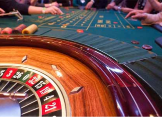 Gioco d’azzardo online e tecnologia Il mondo dei casino online è sicuramente ricco di occasioni, ma anche di tante incognite. Per questo motivo sapere quali sono i casinò online sicuri è importante, sia per la sicurezza dei nostri dati che per quella delle nostre vincite. È proprio questo che ha portato alla nascita della sigla aams adm, per andare a indicare tutti quei casino online sicuri su cui possiamo giocare in tranquillità. In questo nuovo approfondimento ci andremo ad occupare proprio dei casinò online sicuri, per imparare a riconoscerli, ad utilizzarli al meglio e tentare così di ottenere dei guadagni extra al nostro stipendio. Se non hai dunque molta esperienza con i casinò online sicuri ti consigliamo la lettura, e anche se sei un esperto del mondo dei casino ti suggeriamo di approfondire con noi i tanti aspetti meno noti dei migliori casinò online. Primi passi su un sito di casino online sicuro: come funziona Quando ti iscrivi ad un nuovo casino online ci sono tanti passaggi da tenere in conto, tutti da seguire con scrupolo per non farsi mai cogliere impreparati. Soprattutto se sei un neofita dei casinò online sicuri aams adm, dovrai innanzitutto effettuare la verifica della presenza di queste sigle nel cosiddetto footer del casino. Per footer si intende, molto semplicemente, la parte più in basso dei casino online sicuri, quella parte dove generalmente vanno ad essere posizionati i vari link secondari e appunto anche il logo aams adm. Se sul fondo del portale del casino online trovi questo logo, allora puoi essere certo che quel casino è effettivamente tra quelli sicuri in Italia. Inoltre non c'è alcuna differenza tra aams e adm, semplicemente adm è la nuova sigla che è andata a sostituire aams, per cui non preoccuparti se vedi la seconda e non la prima dicitura. Compiuto questo importante passaggio, non ti rimarrà che procedere nel processo di registrazione al portale ed effettuare, successivamente, il tuo primo deposito sul casino. In questo modo potrai iniziare a giocare e divertirti, tentando anche di guadagnare qualcosa sui tanti giochi disponibili, come: slot machine, poker, black jack e tanto altro ancora. Le misure di sicurezza presenti sui casinò AAMS Abbiamo dunque visto come il primo passo in assoluto da compiere sui casino online sicuri e affidabili è verificare che sia presente la sigla aams adm, questa ci da sicurezza e affidabilità. Tuttavia non sempre ci è chiaro cosa indichi questa sigla, perché è lì e cosa indica esattamente. Infatti non è semplicemente un logo che viene posto a tutti quelli che lo richiedono, ma indica tutta una serie di misure di sicurezza e test effettuati dagli enti governativi sullo specifico casino online preso in esame. Quando un nuovo casinò online decide di voler operare in Italia, deve passare alcuni severi test, di cui il primo è il controllo del sistema RNG. Questa è una sigla che sta Random Number Generator, che possiamo tradurre in italiano come Generatore Casuale di Numeri. Questo sistema permette ai casino online sicuri di rendere ogni gioco presente sul sito completamente casuale. Questo ti assicura che il gioco non sia manomesso o modificato per far vincere più volte il casinò di quante non farebbe con un sistema casuale. Dopo viene verificato il livello dei sistemi di sicurezza del casino online aams. Questo va a controllare quanto il portale sia pronto ad eventuali tentativi di intrusione da parte di malintenzionati, volti a sottrarre ai giocatori i loro dati o i loro fondi. Successivamente si procede a testare la forza, se così possiamo definirla, dei sistemi di crittografia del casinò online. La crittografia SSL consente al casino online di rendere illeggibili, per gli estranei, tutti i dati che vengono comunicati dagli utenti e che vengono conservati nei propri database. Senza questi sistemi, chiunque in grado di farlo potrebbe leggere i nostri dati e rubarli. Infine gli ultimi controlli a cui è sottoposto un casinò online aams riguardano il cosiddetto contratto di gioco. Questo non è altro che quel documento che, ogni volta che andiamo a registrarci a dei nuovi casino online sicuri aams adm, ci viene proposto da leggere in modo approfondito. Sappiamo che in genere questo contratto di gioco è troppo lungo e anche noioso da leggere, per cui sono gli enti preposti a verificare che tutto quanto scritto sia regolare e conforme alle normative di legge. Se a seguito di tutti i controlli il casino online viene ritenuto sicuro, allora l'agenzia preposta provvederà a fornirgli l'autorizzazione di mostrare il logo aams adm sul proprio portale. I servizi disponibili su un casinò online sicuri AAMS I casinò online aams oltre ad essere sicuri, testati e approvati dagli enti preposti dal governo, ti forniscono anche alcuni servizi essenziali che non troverai sui siti non autorizzati dalle autorità. I casino online sicuri infatti devono garantirti un livello di servizi sempre ottimale e adatto a un casino di questo tipo, che non lasci nulla al caso e che segua dunque il giocatore in ogni sua fase. A partire dalla fase di registrazione e deposito, qui i metodi di pagamento sono sempre molti di più e più sicuri, rispetto a quelli di un casino online non autorizzato. Questo proprio perché anche le società, che ti permettono di depositare e muovere denaro in giro per il mondo, sono più felici di operare con casinò online sicuri, piuttosto che con siti non autorizzati. Oltre a questo sui casinò online sicuri troverai quasi sempre un numero di giochi software blueprint gaming molto più vasto. In altre parole sui casino online aams generalmente avrai più giochi a tua disposizione tra slot machine, giochi live, roulette, poker e molto altro ancora. Successivamente non possiamo dimenticare i bonus sul deposito e ogni altro tipo di bonus di gioco, ovvero tutti quei regali che i casino online aams ti fanno per farti giocare di più, spendendo molto di meno. Sui casino online non autorizzati è più difficile trovare bonus certi, proprio perché la loro affidabilità non è stata accuratamente testata da aams adm. Tra gli altri servizi che troverai inclusi in un casinò online sicuri aams adm, sicuramente c'è anche l'assistenza clienti, fattore importantissimo per tutti i siti di questo tipo. L'attenzione all'esperienza dell'utente è un punto vitale, che può fare la differenza tra i migliori casino online e tutti gli altri. Slot machine nei casinò AAMS I casino online aams sono un posto in cui divertirsi e, perché no, cercare di ottenere un certo profitto e questo è possibile solo tramite i giochi online presenti su questi siti particolari. Se tu hai già dimestichezza con il mondo dei casino online aams sicuramente conoscerai già abbastanza bene tutti i giochi online sicuri che questi casinò offrono alla propria clientela. Se invece non sei molto esperto dei casinò online sicuri, possiamo darti noi un'introduzione a questo mondo di possibilità, partendo dal gioco da casino per definizione: la slot machine. Le slot machine sono uno dei giochi d'azzardo più famosi, con una storia anche piuttosto lunga. Infatti le primissime slot machine risalirebbero agli ultimi anni dell'ottocento, quando un giovane inventore ideò il primitivo sistema di rulli in legno con sopra dipinti i simboli. In questa prima versione la linea vincente era solo una, mentre oggi in quelle moderne le linee possono anche superare le 10, a seconda dello specifico gioco digitale che andiamo a scegliere. Con il tempo questo giovane inventore capì che le slot erano un gioco molto apprezzato, dunque si impegnano per migliorarle e renderle adatte anche ai casinò che iniziavano a nascere e moltiplicarsi, facendo vincere soldi a milioni di persone. Il legno venne sostituito dal metallo e i rulli con il tempo divennero uno schermo su cui vorticano immagini digitali. Nei casinò le slot machine occupano vaste sale e il loro successo è stato trasporto anche sui casino online. Oggi sui casino online sicuri si possono trovare decine, centinaia se non migliaia di slot machine fornite dagli sviluppatori di questi software, per farti giocare ogni giorno ad una slot machine differente. Queste slot divengono anche il fulcro dei bonus con giri gratis in quantità. Questi giri gratis ti permettono di giocare praticamente senza spendere un euro. Transazioni e pagamenti sui casinò online sicuri AAMS I casinò online aams sicuri aams devono assicurarti un livello di sicurezza massimo per tutti i nostri dati. Quando infatti ci registriamo ad un casino online o effettuiamo ogni singola giocata su slot machine, roulette, poker o altro, noi andiamo a comunicare dei dati che devono essere protetti. In particolare è importante che i casino online sicuri curino le transazioni e i singoli pagamenti. Questo parte dalla scelta dei giusti metodi di pagamento, fino alla gestione della singola giocata su ad esempio una slot machine. Per i proprio conti di gioco, i casino online sicuri accettano sempre più metodi di pagamento, ma che vengono sempre controllati e testati. Per depositare i tuoi soldi sui casino online italiani potrai usare sistemi quali: ● Carta di credito quali: Master card, Visa; ● Carta di debito, sempre Master card, Visa e molti altri; ● Bonifico bancario; ● E-wallets come: Paypal, Skrill tempi, Neteller, Payoneer e altri ancora; ● Criptovalute quali: Bitcoin, Litecoin, Ethereum e molte altre. Con ognuno di questi metodi potrai effettuare un deposito in soldi veri sul tuo conto di gioco. Successivamente potrai scegliere il miglior gioco digitale sul mercato e investirci la cifra che preferisci. Se vincerai, potrai prelevare i tuoi soldi con lo stesso sistema di pagamento utilizzato per il deposito. Come trovare i casinò online più sicuri Abbiamo iniziato a scendere un po' nei dettagli di quali e cosa sono i casino online italiani sicuri e affidabili. Ora però scendiamo ancora più nel profondo, rispondendo ad una semplice domanda, che in realtà nasconde molti altri quesiti, ovvero: come si trovano i migliori casino online sicuri? Rispondere a questa domanda richiede sicuramente un certo approfondimento, in altre parole non esiste un modo univoco di trovare i migliori casino online sicuri. Sul mercato italiano e nel mondo i casino online sono tantissimi, ma non tutti hanno la licenza aams o la nuova licenza adm, per cui sbagliare e affidarsi a siti web poco raccomandabili è sempre molto facile. Qui di seguito ti daremo alcune indicazioni, alcuni elementi che puoi osservare quando scopri un nuovo portale per scoprire se questo si può inserire tra i sicuri in Italia o meno. Depositi e prelievi Una delle prime cose che devi verificare di un casinò online in Italia, oltre ovviamente alle licenza aams che ormai hai imparato a conoscere, è la gestione di depositi e prelievi. Questo si tramuta nel controllare se il casinò online in Italia che hai scelto ha: ● Sistemi di deposito e prelievi utilizzati da te; ● Che il minimo di deposito non sia troppo alto per le tue possibilità; ● Che siano presenti dei bonus sul deposito. Il primo punto riguarda appunto i metodi di pagamento, ovvero le modalità a tua disposizione per effettivamente consegnare i soldi al tuo casinò online sicuri. Di metodi ce ne sono sempre tantissimi, come ben saprai se sei esperto di gioco d'azzardo su questi siti particolari che sono i casinò. Tra questi ci sono: carte di credito (master card, visa, maestro), carte di debito, crypto valute, paypal, portafogli digitali e tanto altro ancora. Sicuramente non è la varietà che manca nei metodi di deposito presenti sui siti di questi operatori. Successivamente devi verificare che il deposito minimo per te non sia troppo alto. Oggi i casino online legali sono tantissimi e ognuno di essi applica delle proprie politiche sul deposito minimo accettato. Tutti questi operatori sono sempre approvati da enti come agenzia dogane e monopoli, quindi non devi preoccuparti di incorrere in truffe, ma devi solo capire se puoi permetterti il deposito su quel casino online con licenza aams che hai scelto. In genere il deposito minimo sui casinò sicuri aams è di 10 euro, ma la varietà nell'ambito non manca: ci sono casinò online sicuri con un minimo deposito di solo 1 euro o anche 2 euro, oppure 5 euro, la lista potrebbe essere molto lunga. Infine i bonus sul deposito, questi sono una delle cose più importanti dei casino online sicuri, per questo lo approfondiamo nel dettaglio nel paragrafo seguente. Bonus offerti e rollover Se sei abituato a giocare da molto tempo sui casino online sicuri aams, sicuramente avrai sentito parlare nella tua vita di bonus sul deposito, su quanto siano importanti e vitali per il gioco d'azzardo. Se invece non sei particolarmente esperto dei casinò online aams adm, veniamo noi in tuo soccorso, spiegandoti cosa sono i bonus sul deposito. La parola bonus già dovrebbe farti intuire che andiamo a parlare di qualcosa di positivo per te che giochi online. Questi infatti non sono altro che dei regali che gli operatori o casino online sicuri offrono ai propri utenti, in particolare a quelli che si registrano per la prima volta, ma non solo quelli. La lista dei tipi di bonus offerti dai casinò online legali è molto lunga e con una ricca varietà di proposte. Qui di seguito vediamo alcune tipologie di bonus: ● Bonus sul deposito: questo è il bonus standard, quello che generalmente tutti gli operatori in rete utilizzano. Tutti i casino online italiani applicano sul proprio portale online delle regole differenti, ma in generale il mercato si allinea su un bonus calcolato in percentuale sul primo deposito. Dunque se il bonus è del 50% e tu depositi sul tuo conto di gioco 50 euro, ne riceverai 25 di bonus. ● Bonus senza deposito: alcuni casino online affidabili offrono un tipo di bonus molto apprezzato dalla rete dei giocatori, ovvero quello senza deposito. Questo è letteralmente un regalo, che i siti online sicuri in Italia fanno ai propri giocatori. Infatti per riscattare questo bonus, dagli operatori che lo offrono, basta solamente la registrazione. ● Bonus di gioco: in questa categoria inseriamo tutta quella lista di bonus che riguardano direttamente alcuni giochi come slot machine, roulette, giochi online di carte e altri. Quindi in questa lista inseriamo i free spins, i giri gratis, le partite gratis sui video poker e tanti altri. Questi sono solo alcuni dei tanti bonus che vanno a costituire una vera e propria lista dei regali che gli operatori sul web forniscono ai propri appassionati di gioco d'azzardo. Licenza AAMS (ADM) Un'altra cosa che non devi mai dimenticare quando ti avvicini a nuovi casino online sicuri, è quella di verificare che abbia la famosa licenza aams adm. Come abbiamo ben detto, di operatori in questo ambito ce ne sono centinaia, se non migliaia. Tanti di questi sono affidabili, ma tanti altri no, creando una rete di siti con ben poca sicurezza per te. Per ovviare a questo basta appunto una breve verifica della presenza della licenza adm o licenza aams, o ancora licenza ex aams. Questa ti dirà in modo univoco che il portale su cui ti stai intrattenendo con il gioco d'azzardo è autorizzato a farlo in Italia. In merito a questo occorre fare un piccolo chiarimento. Giocare su siti senza licenza aams o licenza adm, non è illegale, ma semplicemente sconsigliato per la tua sicurezza. I siti che non mostrano il logo adm o aams infatti potrebbero fare un uso improprio delle tue informazioni o, ancora più semplicemente, non proteggerle in modo corretto. Tu dunque sei libero di giocare su un sito di questo tipo, però lo fai ovviamente a tuo rischio e pericolo. Live casinò Proseguiamo in questa nostra guida sui casino online sicuri, indicandoti un altro punto da tenere sempre a mente sui casinò, ovvero la presenza o meno del gioco live. Una delle cose che riesce più difficile ai casino online sicuri è quella di replicare al meglio l'esperienza dei casinò tradizionali, con croupier, persone, interazioni e tanto altro. O almeno così era fino a poco tempo fa. Ora sui casino online si sono sempre più moltiplicati i giochi live, ovvero quel particolare tipo di gioco d'azzardo che preveda la presenza di persone dal vivo. Questi giochi da casino online sono moltissimi e diversi tra loro: si parte dai semplici tavoli da black jack con il croupier dal vivo, stesso discorso per il poker, oppure i game show del gambling come monopoly. Questa componente live, rende il gioco d'azzardo sui casino online sicuri molto più simile a quello che doveva essere un tempo nei casinò tradizionali, più umani e con maggiore interazioni tra gli stessi giocatori. Assistenza clienti Quando parliamo dei casino online, spesso e volentieri, ci focalizziamo su bonus, deposito, metodi di pagamento e varietà dei giochi online, sicuramente fattori importantissimi per la valutazione di questi siti con licenza aams, ma non sono gli unici. Una delle componenti spesso dimenticate nella valutazione dei migliori casino online sicuri è quella dell'assistenza clienti. Ogni portale di gioco d'azzardo infatti deve, oltre a garantirti la massima sicurezza in collaborazione con l'agenzia dogane e monopoli, permetterti di ricevere sempre la giusta assistenza clienti. I casinò online italiani generalmente implementano diverse modalità di assistenza clienti. A seconda del casinò online sicuro che scegli queste modalità possono variare anche sensibilmente, per cui ti consigliamo sempre di verificare prima di registrarti. In Italia generalmente sono queste le modalità di assistenza clienti scelte: ● Via chat live: questa modalità ti consente di parlare direttamente in tempo reale con un dipendente del casinò online che ti aiuterà nel risolvere ogni problematica. ● Tramite email: in questo modo puoi inviare una segnalazione tramite posta elettronica e ricevere comunicazione da parte dello staff del casinò online aams. ● Tramite guide: questa è la modalità forse più basilare, ma comunque utile per tanti giocatori appassionati di gioco d'azzardo. In altre parole i migliori casino online mettono a disposizione delle guide dettagliate su come risolvere i principali problemi. Queste sono alcune delle modalità. Prima di iscriverti su uno dei migliori casino online, ti consigliamo sempre di verificare prima quale tipo di assistenza è prevista, così da non ritrovarti in brutte sorprese. Sicurezza del sito Per la ricerca dei migliori casino online sicuri, la cosa più importante resta comunque la sicurezza. Bonus, giochi, metodi di deposito, assistenza clienti, sono tutti fattori importanti per gli operatori web di questo settore, ma la sicurezza resta la chiave dei migliori casinò online. Dunque leggi sempre attentamente il contratto di gioco e verifica che in esso siano riportate le misure di sicurezza adottate dal casino online aams adm a cui ti stai iscrivendo. Piattaforma di gioco Altro elemento che non devi mai sottovalutare nella tua personale valutazione dei migliori casino online, è anche la praticità della piattaforma di gioco. Per piattaforma intendiamo il sito online aams adm in cui saranno ospitati tutti i giochi d'azzardo come le slot machine, ma anche tutti i servizi di assistenza e customer care. In altre parole quando vai a scegliere il tuo prossimo casino online aams adm, assicurati che il suo sito sia facile da usare, pratico e comodo per le tue esigenze. Un esempio molto semplice si può fare con i colori. Se sei un giocatore notturno, ovvero ami visitare i tuoi casino online preferiti la sera, magari dopo lavoro in tranquillità, allora sicuramente non farà per te un casinò con colori molto chiari o peggio completamente bianco. Questo sia per il fastidio che una luce intensa può dare al buio, ma anche per l'effettivo danno che può causare alla nostra vista. Di esempi come questi se ne possono fare tantissimi, ma con il tempo e l'esperienza troverai i casino online più adatti alle tue esigenze pratiche. Offerta mobile Sempre sul tema usabilità dei casino online sicuri, è altrettanto importante verificare la loro compatibilità con il mobile. Oggi infatti la maggior parte di tutto il traffico web naviga su dispositivi mobile, ovvero smartphone e tablet di varie dimensioni. Questo significa che i vari casinò online devono offrire, ai propri giocatori, una versione del proprio sito ottimizzata per questi dispositivi. Ottimizzare un casinò per essere utilizzato su uno smartphone, per fare un esempio, significa ricostruirlo da zero, mantenendone il valore estetico, ma ripensandolo per uno schermo ridotto. Generalmente infatti su mobile, tutti i casino online diventano molto più snelli, leggeri, privi di fronzoli. Questo sia per renderne più facile l'utilizzo su uno schermo più piccolo, sia per velocizzare il caricamento, in quanto generalmente la connessione mobile di un telefono è più lenta di quella casalinga. Dunque se sei uno di quei giocatori che amano giocare ai casinò online italiani con licenza aams dal proprio smartphone, prima di registrarti su un nuovo sito, verifica che abbia una buona ottimizzazione per il mobile. Questo significa controllare se il gioco che ci piace si può fare anche da telefonino, se la registrazione al gioco è facile anche da smartphone e via discorrendo Software provider I casinò sicuri sono tantissimi in Italia, tutti dotati di licenza aams adm e per ognuno di questi ci sono migliaia di giochi. Se hai esperienza di casinò in Italia, ma anche all'estero, avrai notato che questi giochi sono spesso gli stessi tra i vari siti, ma come mai? Tranquillo, nessuna copiatura o truffa, semplicemente i giochi presenti sui casinò sicuri aams non sono quasi mai creati e gestiti dallo stesso casino, ma da delle società esterne chiamate software provider. Questo spiega come mai le slot machine più note siano diffuse in tantissimi casino online sicuri, consentendoti così di giocare con giri gratis, free spin e tanto altro ancora. Nella tua valutazione dei migliori casino online sicuri in Italia dunque ricordati di dare un'occhiata anche a questo. I software provider sono tantissimi ovviamente, ma tra i più noti che potresti riconoscere ci sono: NetEnt, Microgaming, Playtech. Giochi disponibili Fino a questo punto abbiamo un po' tralasciato l'argomento cardine dei casinò sicuri online, ovvero quello dei giochi. Sicuramente questi siti devono essere tecnicamente eccelsi, farci vivere il gioco d'azzardo in sicurezza e assisterci quando abbiamo bisogno, ma se non ci sono i giochi che vogliamo, allora tutto perde di senso. I giocatori nel tempo creano un proprio gusto e trovano sempre i migliori giochi per il loro "palato". Il casinò dunque deve fornire ai propri utenti il catalogo più vasto possibile, per consentire a chiunque di trovare il proprio gioco preferito. Tra i giochi online più apprezzati ci sono: ● Slot machine. Le slot sono il gioco d'azzardo base per tutti i casino, per questo ad oggi ne esistono migliaia di versioni differenti, divise per vincite possibili ed estetica. ● Roulette. Anche questo è un altro gioco d'azzardo classico, che evoca subito l'idea di casino. ● Black Jack. Un gioco di carte molto semplice. Sui casino online troverai tantissimi tavoli con croupier anche dal vivo. ● Poker. Gioco antico e ammirato in tutto il mondo, sui casinò online trova ampio spazio con anche tornei appositi. ● Altri giochi di carte. Non mancano anche altri giochi come scopa, sette e mezzo, baccarat e tanto altro ancora. ● Game Show. Questi sono probabilmente la categoria di giochi più nuovi e che portano una componente di show nel gioco d'azzardo. Qui infatti un presentatore vi conduce e intrattiene, mentre voi tentate di guadagnare soldi extra. Al riparo dalle truffe sui casinò online legali in Italia Affidarsi alla licenza adm o alla licenza aams è il modo migliore per stare al riparo dalle truffe online. Come detto infatti questa licenza, è una sorta di "visto" che ci assicura che il casinò scelto da noi sul mercato sia effettivamente stato testato e controllato. Se un casino online, che abbiamo precedentemente scelto, non mostra questa licenza adm, allora rischiamo di esporre noi stessi a potenziali truffe. Un sito che non è stato autorizzato con una licenza adm o aams, non fornisce alcuna garanzia che i dati del tuo conto siano effettivamente protetti. Inoltre non ti garantisce le vincite, in altre parole potresti anche vincere tanto, ma non essendoci un sistema di controllo, gli operatori senza licenza potrebbero ignorarti e basta. Poi sicuramente potresti imbarcarti in lunghe e costose spese legali, ma sicuramente niente di piacevole. Per proteggerti da questo esiste l'ente dogane e monopoli che controlla per te ogni elemento di un sito, assicurandoti così un'esperienza tranquilla è senza problemi. Il processo per ottenere la licenza Il processo per ottenere la licenza aams è tutt'altro che semplice. In Italia infatti abbiamo tra le normative più severe nell'ambito, in quanto tutti i casino online devono rispettare determinati requisiti. Qui di seguito trovi riepilogati i controlli che i casino sicuri devono passare per poter ottenere la licenza adm: ● Controllo del software RNG. Questo è il programma che rende completamente casuali tutti i giochi dei casino sicuri, permettendoti così una giusta percentuale di vittoria. ● Controllo dei sistemi di sicurezza. Gli enti italiani preposti controllano che il livello di sicurezza sia adatto a quello richiesto dalla licenza adm. ● Controllo dei programmi di crittografia. Per rendere segreti tutti i dati che tu comunichi o ricevi dal tuo casino online è indispensabile avere un ottimo sistema di crittografia. ● Controllo del contratto di gioco. Gli operatori controllano che le informazioni contenute siano corrette e che siano disponibili sul web per i giocatori di gambling. Protezione dati e crittografia Una delle informazioni più importanti controllate sui casino online affidabili, riguarda la protezione dati e la crittografia degli stessi. Se tu sei un giocatore assiduo dei casino online, allora saprai benissimo come le informazioni che tu comunichi al sito sono molto delicate: nome, cognome, codice fiscale, dati bancari e tanto altro. Tutte queste informazioni, se messe nelle mani sbagliate, potrebbero causare gravi problemi. Per questo motivo tutti i casino online affidabili devono dotarsi sempre di sistemi di ultima generazione. La crittografia in particolare oggi è gestita dai software, che tengono al sicuro i tuoi dati. Anche per questo dovresti optare di spendere i tuoi soldi su un sito con licenza aams, piuttosto che su uno senza di essa, per avere un gioco affidabile e bonus veri. Lista dei casinò sicuri AAMS Arrivati a questo punto del nostro approfondimento, è lecito chiedersi: ma quali sono i casinò sicuri con licenza? Ebbene in Italia ci sono davvero tantissimi operatori online affidabili, che non hanno problemi e possono garantirti la migliore esperienza di gioco con ricchi bonus. In particolare noi però vogliamo citarti i seguenti: ● Leo Vegas; ● Sisal; ● Unibet; ● 888 Casinò; ● Pokerstars Casinò; ● SNAI Casinò; ● William Hill Casinò; ● Eurobet Casinò; ● Lottomatica Casinò; ● StarVegas Casinò. Su ognuno di questi casino sicuri potrai trovare bonus, giochi e tanto altro ancora, il tutto in assoluta sicurezza per i giocatori del portale. Il denaro sul tuo conto è al sicuro Scegliere di affidarsi solamente a casino sicuri, non è importante solo perché è consigliato dagli enti preposti nell'ambito, ma soprattutto per tutelare i tuoi soldi. I casino, sono sicuramente un ottimo metodo di intrattenimento per tanti di noi, ma restano in fin dei conti un luogo dove tanti soldi transitano ogni giorno. Affidarsi solo a casino sicuri ci permette di vivere questo gioco più in tranquillità, senza la paura che i nostri soldi rischino di essere persi e mai più restituiti. Volendo fare una metafora, affidarsi solo a casino sicuri è come andare in macchina con la cintura di sicurezza. Questa ci permette di stare più tranquilli e vivere l'esperienza di guida con meno preoccupazioni. Solo casino online sicuri unbiased I casino sicuri di cui hai potuto leggere la lista poco e che andremo ad approfondire più avanti, sono tutti solamente casinò unbiased. Se non hai mai sentito questa definizione, non ti preoccupare, ti aiutiamo noi. Per casinò unbiased si intendono tutti quei casino sicuri che hanno un algoritmo completamente casuale. Questo garantisce che i giochi siano giusti, che i soldi del tuo conto non vengano depositati o giocati a vuoto. Invece, nei casinò biased, gli algoritmi sono manomessi per far vincere più spesso il banco. Tu però su questo non hai alcun controllo, se non quello della licenza aams. Se il casino che hai scelto, non ha questa licenza, probabilmente l'algoritmo ti farà perdere tutto il tuo deposito. Perché la sede di alcuni casinò italiani si trova talvolta a Malta e Gibilterra? Questa è una domanda molto comune nel mondo dei casino online, ma ha una spiegazione molto semplice. I casino difficilmente sono aziende locali o nazionali, ma sono quasi sempre parte di gruppi internazionali che operano su diversi paesi. Questo chiaramente spinge le aziende a porre le proprie sedi legali e dunque fiscali, in paesi più economicamente vantaggiosi. Questo è appunto il caso di Malta e Gibilterra, dove la tassazione è agevolata rispetto che in Italia, attirando le sedi dei casino sicuri e non. Ma Malta e Gibilterra sono solo due paesi tra i tanti. Quando scegli un nuovo casino su cui aprire un conto, controlla sempre in basso la sede e vedrai che spesso si trova in queste zone. I casinò online truffa: la lista nera I casino online non sempre sono sicuri e affidabili. Purtroppo di siti che cercano di ingannarti ce ne sono molti e ogni giorno cambiano, anche per rendere il nostro lavoro di individuazione molto difficile. Sicuramente uno dei casinò che possiamo indicarti come potenziale truffa, o comunque da cui tenersi assolutamente alla larga è: Enzo Casinò. Questo casino purtroppo sembra peccare su due punti importanti: ● l'assenza della licenza aams adm; ● algoritmo non testato. Il requisito più importante: la licenza AAMS/ADM La licenza aams adm deve sempre rimanere il tuo requisito più importante. Quando ti iscrivi a un casino, oltre a i bonus, free spins e giri gratis, la prima cosa da controllare è sempre la licenza aams. Come hai visto nel paragrafo precedente, l'assenza di questa licenza specifica, può rendere un portale potenzialmente una truffa. Evita tutti i siti sul mercato che non presentano la licenza. Se non c'è questa licenza, molto probabilmente i soldi, che decidi di investire dalla tua master card nel gambling, andranno persi. Criteri di valutazione dei siti casinò sicuri AAMS In questo nostro approfondimento ci avviciniamo ora a vedere con mano quali sono i migliori casino online sicuri. Per farlo abbiamo voluto valutare alcuni fattori fondamentali che vi elenchiamo di seguito: sicurezza, usabilità, catalogo di giochi presenti, bonus disponibili, assistenza, ottimizzazioni mobile e sicurezza. Qui di seguito troverai il nostro approfondimento sui casino sicuri migliori per la nostra esperienza. Chiaramente la lista che andrai a leggere è soggettiva e relativa alla nostra esperienza, online troverai tantissimi altri casino sicuri con bonus di ogni tipo: giri gratis, free spin e molto altro ancora. Il nostro consiglio è sempre quello di non fermarsi al primo giudizio, ma testare in autonomia e cercare il casino con i bonus migliori per te. I top 10 casinò online più affidabili selezionati per voi Se sei alla ricerca dei migliori casinò online sicuri, qui di seguito ne troverai alcuni che italiani e non che abbiamo testato per te. Tutti i casino sono garantiti, con licenza aams e bonus. Leo Vegas Leo Vegas è uno dei casino che più di tutti si è affermato sul mercato. Questo è uno dei siti più interessanti nell'ambito che si caratterizza per: vasta offerta di giochi, piattaforma semplice da usare, ricchi bonus sul deposito e molto altro ancora. Per queste ragioni abbiano voluto prenderla in esame e l'abbiamo valutata come tra i migliori casinò online italiani. La prima cosa che abbiamo voluto esaminare è quella anche più evidente, ovvero l'usabilità del sito. Tra i casino sicuri italiani che abbiamo studiato, Leo Vegas è tra i migliori, con un portale molto essenziale e privo di fronzoli. Quando infatti apri il casino per la prima volta, vedi subito tutto quello che è importante: i bonus offerti, i giochi disponibili e il processo di registrazione subito in alto. Per te abbiamo voluto testare anche questa parte del portale e abbiamo constatato che la registrazione richiede davvero pochi minuti. Passando al tema bonus, Leo Vegas è sicuramente tra i casino sicuri italiani più generosi. Quando ti registri infatti riceverai 200 giri gratis, senza dover depositare un euro, ma solamente appunto per l'iscrizione. Successivamente potrai ottenere fino a 1000 euro di bonus sui successivi tre depositi. Sicuramente i 200 giri gratis sono il punto di forza di questo casino. Con 200 giri gratis infatti puoi vincere molto e dunque ottenere un guadagno gratuito non indifferente grazie al bonus. Successivamente come di consueto siamo passati ad esaminare i giochi disponibili. In questi casino a dominare sono sempre le slot machine. Su Leo Vegas infatti le slot non mancano, e potrai trovare titoli molto famosi come: Book of Dead, Gates of Olympus, Starbust, Book of Oz e molte altre ancora. Chiaramente non mancano anche gli altri giochi più noti dei casino online sicuri, con anche molte opzioni differenti come i vari giochi da tavolo: black jack, roulette, poker. Infine non manca anche la componente sport, molto importante per tutti gli italiani. Sisal Dopo Leo Vegas, che è uno degli operatori nuovi tra quelli italiani, passiamo a una società davvero storica del mondo del gambling in Italia. Stiamo parlando di Sisal e del suo casino. Sisal è infatti una società con sulle proprie spalle quasi 80 anni di storia, infatti nasce nel 1945 da un'idea di un giornalista che vuole creare un primo sistema di premi per chi prevede i risultati sportivi. Sisal infatti non nasce come un casino, ma come uno di quei siti per le scommesse sportive. Successivamente Sisal ha evoluto la propria vocazione, mantenendo sempre la componente sport, ma aprendosi anche al gioco d'azzardo e al mondo dei casino. Partendo dunque nella nostra analisi, ci siamo trovati di fronte ad un portale pulito e ordinato se così possiamo dire. Sicuramente sin da subito si nota che la branca casino è un po' secondaria, ma non per questo è meno curata. A farla da padrone è il colore bianco, che rende il tutto piacevole, ma sicuramente poco adatto ai giocatori notturni, che amano collegarsi su questi siti dopo il tramonto. Passando alla questione bonus, qui non troviamo i 200 giri gratis di Leo Vegas, ma comunque ci sono bonus e regali interessanti. In particolare Sisal ti promette un bonus del 10% sul deposito, fino a un massimo di 100 euro. Quindi per esempio se depositi 200 euro, riceverai come credito bonus dal casino altri 20 euro, oltre ai giri. Sicuramente non è tra i siti più generosi quando si parla di bonus casino, ma come detto SISAL è una società storica, per cui avere un conto qui è quasi obbligatorio. Continuando sul catalogo di giochi, qui avrai l'imbarazzo della scelta. Da una parte ci saranno i classici giochi da casinò online sicuro, tra cui slot con giri, roulette e tavoli per i giochi di carte. Dall'altra avrai il mondo delle scommesse sportive, ma anche le lotterie, il bingo e tanto altro ancora. Insomma il tuo bonus e il tuo conto avrà sempre qualcosa su cui essere investito. Unibet Proseguiamo con un nuovo casino, questo è Unibet. Il casino ha sede a Malta ed è una delle realtà più affermate dell'ambito. Come per il precedente sito, anche Unibet parte concentrandosi sullo sport e ogni gioco affine, per poi ampliarsi al casinò, al casino live e a tutti i giochi presenti in questo ambito. Partendo come di consueto dal sito, qui ci troviamo di fronte ad una piattaforma di gioco molto pulita e semplice. I colori a predominare sono il verde, chiaro riferimento al logo del casino, oltre che al grigio scuro e un grigio più chiaro per lo sfondo. Questi colori creano un pattern piacevole, che non disturba anche dopo ore di gioco, complice anche il verde. Il processo di registrazione di Unibet è rapido, così come trovare la giusta assistenza. Unibet punta molto sulle guide, infatti in vari punti del casinò possiamo trovare guide relative su come giocare, su quali sono le percentuali di vittoria e quali sono le regole di ogni gioco. Questo rende Unibet un casino adatto alle persone meno abituate al gioco, attirando i neofiti e meno esperti. Per questo motivo ti suggeriamo l'iscrizione a Unibet come primo casino, così da imparare con le loro guide tutto quello che è necessario sapere. Infine passiamo ai bonus di Unibet che è più generosa di Sisal. Infatti il bonus sul deposito di Unibet è del 100% sul primo deposito fino a un massimo di 500 euro. Dunque se effettui un deposito di 50 euro, per esempio, riceverai un bonus di altri 50 euro da utilizzare sui giochi che preferisci. Niente giri gratis. 888 Casinò Continuiamo nel nostro approfondimento con un casinò relativamente nuovo, parliamo di 888 Casinò. In questo caso ci troviamo su un sito partito come casino online, che ora include anche una ricca sezione sport. Come abbiamo visto è molto difficile che un casinò online, oggi non includa una sezione relativa anche alle scommesse. Di questo portale in particolare abbiamo apprezzato la scelta delle colorazioni. Tutto il sito è infatti impostato sul nero, questo colore rende molto meno stancante la permanenza prolungata sul casino e inoltre viene in contro alle esigenze dei giocatori notturni. Anche da mobile la piattaforma risulta molto pratica e intuitiva, prediligendo i colori scuri per non appesantire la nostra vista. Ma passiamo subito ai bonus, il fulcro più importante per chiunque ama questo genere di gioco. 888 casino si mostra subito molto generoso come portale di slot, infatti all'iscrizione ti offrirà un bonus di 20 euro completamente gratis, senza deposito. Questo genere di bonus sono quelli più ambiti, più dei free spin o dei giri gratis, detta all'italiana. Questo perché un bonus senza deposito di questo tipo, ti permette molto semplicemente di giocare e vincere gratis. Ovviamente dovrai quasi sempre giocare questi soldi molte volte tra slot machine e altri giochi, ma resta comunque una possibilità di vincere senza effettuare il tuo deposito. I giochi di 888 casino infine non deludono le aspettative, con tantissime slot tra cui: la slot Puebla Parade, Raging Rex 2 e tante altre ancora. PokerStars Casinò Proseguiamo ancora oltre arrivando a Pokerstars Casinò. Questa è un'altra piattaforma abbastanza storica del comparto e, come il nome suggerisce, il gioco da cui è partita non sono sicuramente le slot, ma è ovviamente il poker. Fino a non molto tempo fa questo casinò permetteva solo di giocare a poker, scaricando un apposito programma. Per un lungo periodo è stato il punto di riferimento in Italia del mondo del poker, con ricchi e lunghi tornei online, con premi anche milionari. Oggi il casino ha deciso, come naturale, di allargarsi anche agli altri giochi da casinò più classici. Su questo portale oggi infatti potrete trovare slot su cui potrete divertirvi con i loro giri infiniti, oppure roulette, black jack e molto altro ancora. Il catalogo di Pokerstars infatti, al di là del nome, non esclude nessuno dei giochi più classici. Passando ad una valutazione della user experience, anche Pokerstars predilige per il suo casino una colorazione scura, se non proprio nera. Questo rende le informazioni sul sito più facili da leggere e accessibili a tutti, anche a coloro che preferiscono giocare di notte. Altro punto a favore di Pokerstars è l'ottima versione mobile del portale, che si presenta facile da usare anche da uno smartphone, nonostante le dimensioni ridotte dello schermo. Infine parliamo anche qui di bonus. Nella nostra esperienza Pokerstars non ci è sembrato il casino più generoso quando si tratta di bonus, regali e promozioni. Infatti il bonus principale previsto dal casino è quello di 200 free spins, solo dopo il deposito di almeno 20 euro. Oltre questo ci sono alcuni bonus in game, che sono però casuali o a premio, dunque nulla di veramente valido o che venga assegnato come bonus sul deposito. Snai Casinò Torniamo ad un portale storico del mercato italiano, un casinò che è partito come portale di scommesse e che oggi è uno dei leader nell'ambito. Parliamo di SNAI, società nata per le scommesse di tipo sportivo, ha poi ampliato il suo campo di azione ai vari giochi da casinò: slot, roulette e via discorrendo. Quando si entra sul portale SNAI, la prima cosa che balza ai tuoi occhi sono i bonus previsti dal casinò. Se per il precedente abbiamo dovuto un po' essere severi sui pochi bonus, qui sicuramente non mancano affatto. Infatti appena ti registri sul portale SNAI, otterrai un bonus di 15 euro completamente gratis, senza alcun deposito e non finisce qui. Sul successivo deposito che effettuerai avrai un bonus del 100% fino a 1000 euro. Quindi se ad esempio ti registri e depositi 50 euro, ne otterrai 75 di bonus, assolutamente non male. Terminato di esaminare i ricchi bonus di SNAI, passiamo un po' a vedere com'è fatto questo portale. Le informazioni sono tutte posizionate in modo ottimale e non mancano gli elementi di assistenza. I colori non sono scuri come vorremmo, ma come abbiamo visto è una questione poco sottolineata tra i casino online. Altre informazioni importanti riguardano i giochi a disposizione. SNAI come detto nasce come portale per le scommesse sportive, calcio, basket, pallavolo, tennis e tanto altro ancora. Però presto ha capito che il mondo dei giochi da casinò doveva essere incluso nelle proprie funzioni. Così oggi possiamo trovare ogni gioco d'azzardo tipico dei casino e dei casino live: slot, roulette, poker, black jack e molti altri ancora. Dunque il catalogo di SNAI non ha nulla da invidiare ad altri casino. William Hill Casinò William hill è uno dei portali storici del mondo del gioco delle scommesse e dei casino. Di origine inglese, come il nome suggerisce, ha sulle sue spalle decenni di successi e sperimentazioni, divenendo un punto di riferimento per tutti gli altri casino del mondo. Anche per questo portale la partenza è nel mondo delle scommesse sportive, in particolar modo calcio inglese e poi di tutto il mondo. Successivamente è arrivato il mondo del gioco d'azzardo e dunque su William Hill si sono aggiunte sezioni relative alle slot, alle roulette e tutti gli altri noti intrattenimenti. Interessante su William Hill è la sezione bingo, un gioco non dissimile dalla nostra classica tombola, dove trovano diverse stanze con partite ogni pochi minuti con centinaia di giocatori. Ogni partita a montepremi diversi, a seconda di quanti giocatori e quante cartello sono vendute, ma le vittorie possono anche arrivare a centinaia di euro nel caso di cinquina o bingo. Questa sezione particolare ci ha interessati e divertiti nella nostra analisi. Andando subito al sodo dei bonus, William Hill rientra nella famiglia dei casino che possiamo ritenere generosi. Infatti quando andrai ad iscriverti riceverai, una volta verificati i documenti, 200 giri gratis, successivamente al primo deposito avrai 20 euro di bonus, oltre che 1000 euro ulteriori rispettando alcuni requisiti. Eurobet Casinò Passiamo ad un altro casinò molto interessante per chi ama free spin e regali ricchi. Parliamo di Eurobet Casino, che si distingue da tutti gli altri per una politica di bonus molto peculiare e interessante. Ovvero se gli altri propendono per fare dei bonus distinti per casino e sport, Eurobet ne fa uno unico: 30 free spin alla registrazione, 15 euro al primo deposito e poi fino a 2320 euro rispettando determinati requisiti. Anche qui i giochi non mancano. Come di consueto dominano le slot, con le roulette e i vari giochi da tavolo. Lottomatica Casinò Società storica italiana, Lottomatica Casinò è uno dei portali più importanti e anche più sicuri, perché direttamente collegati a società dello stato italiano. In questo modo sei sempre certo che i tuoi soldi sono al sicuro e che nulla possa andare storto. I bonus d'altro canto sono alquanto magri, con appena 10 euro di bonus dopo il primo deposito che deve essere almeno di 20 euro. Guardando con cura anche l'esperienza utente, abbiamo apprezzato l'intenzione di rendere il sito facile da usare da qualsiasi device. Nella nostra verifica infatti abbiamo testato il portale sia da computer, che da smartphone e tablet. In tutti i casi abbiamo trovato un'attenzione non da poco ai dettagli, fornendo un sito sempre facile da usare. StarvegasCasinò Chiudiamo in bellezza con Starvegas Casinò, tante slot, divertimento e giri gratis. Infatti anche qui non mancano i bonus, soprattutto sotto la forma di free spin che vengono elargiti nel numero di 30 giri gratis senza alcun deposito. Oltre i 30 giri gratis, dal deposito potrai ricevere altri 100 euro, per permetterti di giocare quasi gratuitamente. Anche l'usabilità non viene lasciata da parte, con un portale ben ottimizzato e colori piacevoli, adatti a lunghe sessioni di gioco. Lunghe sessioni che si rendono necessarie dato il vasto catalogo di giochi a tua disposizione: non mancano slot di ogni tipo con i 30 giri gratis, ma anche roulette con croupier dal vivo. Come distinguere un casinò AAMS da un casinò non legale Se ti stai ponendo il dubbio su come distinguere un casinò aams da un non legale, non c'è risposta più semplice: controlla in basso che ci sia il logo della licenza aams. Se questo logo è presente sei di fronte a un casino autorizzato, altrimenti sei probabilmente un portale poco sicuro e potenzialmente truffaldino. Ti ricordiamo però che un casino non aams, non è automaticamente un casino illegale, registrandoti non stai commettendo alcune reato. Semplicemente sono casino non testati dagli enti governativi, dunque il gioco e i bonus che propongono potrebbero non essere veri e affidabili. Come si fa a sapere se un casinò è in possesso del permesso di operare in Italia? Verificare se un casinò è in possesso del permesso di operare in Italia è molto semplice. Il casinò deve esibire, generalmente in basso nel footer, il logo aams, oggi divenuto adm. Questo indica che il casinò ha passato una lunga serie di test ferrei e molto stringenti. Se il logo non c'è, ti trovi su un sito non autorizzato: puoi sempre giocarci, ma è fortemente sconsigliato. Se ad esempio decidi di intrattenerti con un gioco da un casino senza permesso, molto probabilmente andrai a perdere i tuoi soldi, in quanto il gioco sarà truccato. Lista siti casinò online sicuri per caratteristiche Se stai cercando una lista dei casinò online sicuri in Italia, questa potrebbe essere potenzialmente molto lunga, ma qui di seguito ne abbiamo raccolti alcuni per te dove il gioco è sicuro: ● Star Vegas Casino; ● Lottomatica; ● SNAI; ● William Hill; ● Eurobet; ● Pokerstars; ● 888 Casinò; ● Sisal; ● Unibet; ● Leo Vegas. Questi sono alcuni dei casinò di cui sicuramente potrai fidarti nel tuo gioco quotidiano. Gli altri casinò games Quando parliamo di giochi per casinò forse fin troppo spesso ci concentriamo sulle slot. Sicuramente le slot machine sono il fulcro di tutti i casinò, basti solo pensare a quante decine, se non centinaia di slot ci sono su ogni portale. Inoltre anche i bonus si focalizzano sulle slot, con giri gratis, free spin, spesso in numeri anche molto elevati. Tuttavia ci sono tanti altri giochi, alcuni che devi sicuramente provare nella tua attività di giocatori, tra questi ti ricordiamo: la famosa roulette, anche per questa a volte ci sono free spin; il black jack, gioco di carte semplice, che in pochi giri ti permette di vincere tanti soldi; o anche il poker, altro famoso gioco di carte con buone probabilità di vittoria. Scommesse sportive nei casinò online Aprire un conto gioco nei casino online ci porta automaticamente ad aspettarci i classici giochi: roulette, slot, poker, black jack e via discorrendo. Questi casino online però hanno compreso come dopo un po' i giocatori di gambling si annoiano e hanno bisogno sempre di novità. Per questo motivo tanti casinò online oggi offrono anche le scommesse sportive nel proprio palinsesto. Calcio, basket, pallavolo, esport, ogni evento può essere il protagonista del tuo gioco d'azzardo, del tuo gambling. Giochi da tavolo per casinò online Se le slot machine rimangono il fulcro dei siti, con i loro free spin, i giri gratis e il gioco frenetico senza sosta, c'è un'altra categoria di giochi che non devi mai sottovalutare, ovvero i giochi da tavolo. Tra questi giochi sono inclusi: roulette, black jack, poker, baccarat, bingo, e ogni cosa che in un casinò tradizionale si farebbe su un tavolo. Questi giochi generalmente attirano meno bonus rispetto al gioco delle slot, ma non p