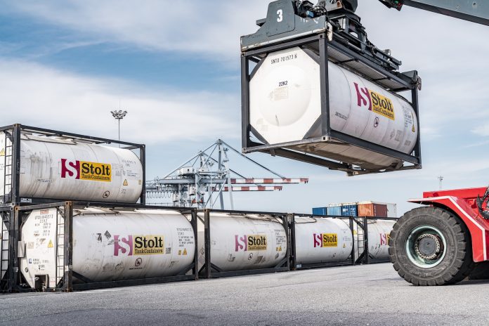 Stolt-Nielsen - Mobile loading crane stacking tank containers_L Stolt-Nielsen
