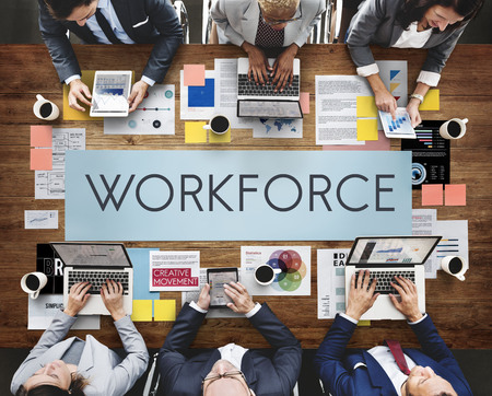 concetto-di-forza-lavoro-con-persone-su-dispositivi-digitali concetto-di-forza-lavoro-con-persone-su-dispositivi-digitali