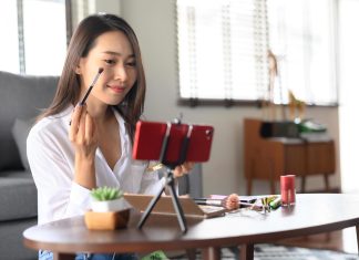 2140193-beauty-blogger-influencer-live-streaming-review-cosmetici-prodotti-gratuito-foto