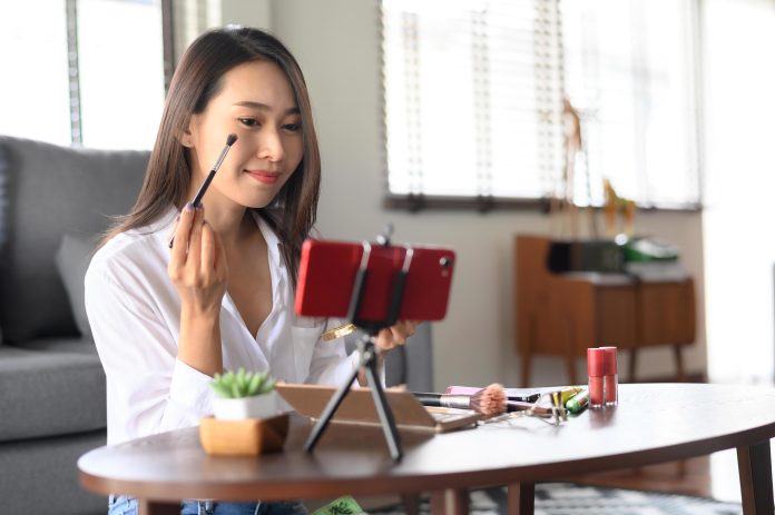 2140193-beauty-blogger-influencer-live-streaming-review-cosmetici-prodotti-gratuito-foto 2140193-beauty-blogger-influencer-live-streaming-review-cosmetici-prodotti-gratuito-foto