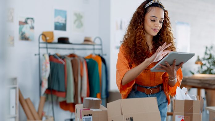 Tablet,,Logistics,And,Fashion,Manager,With,A,Checklist,In,Retail Tablet,,Logistics,And,Fashion,Manager,With,A,Checklist,In,Retail