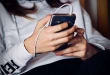 woman-gaming mobile