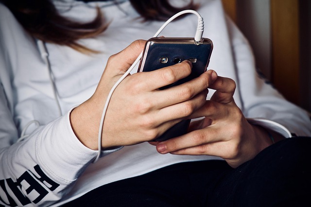 woman-gaming mobile woman-gaming mobile