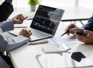 Meeting,Of,Business,Executives,Discussing,Analysis,Of,The,Company's,Financial