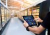Smart,Retail,Management,System.worker,Hands,Holding,Tablet,On,Blurred,Supermartket - negozi