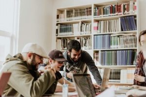 rsz_giovani_al_lavoro_unsplash