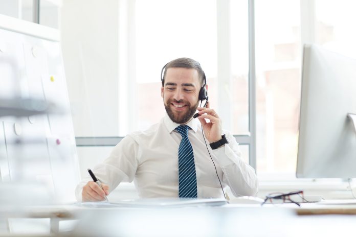 Call center agent at work centralino in cloud