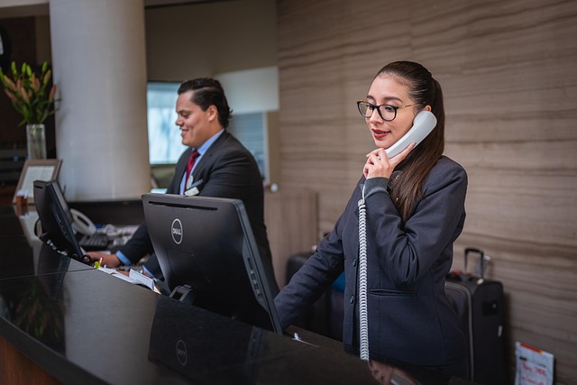receptionists-5975962_640 customer Bank