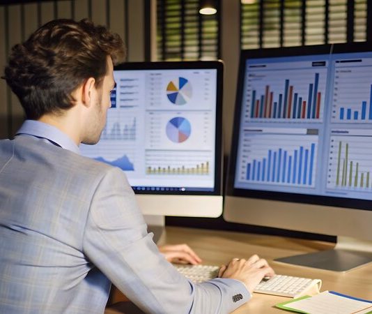 Analytics determinanti per avere successo: i dati delle aziende italiane rsz_scientist-working-with-business-data-finance-marketing-report-big-data-analytics-technology-proc_1