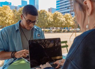 Generazione Z promotrice dell’AI nei posti di lavoro Generazione-Z