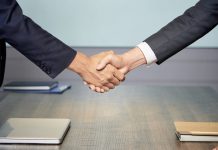 passaggio generazionale stretta di mano