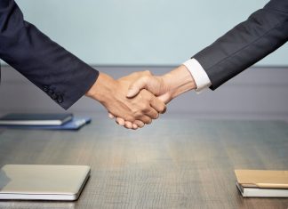 passaggio generazionale stretta di mano