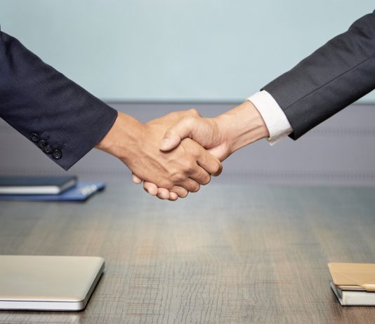 passaggio generazionale stretta di mano