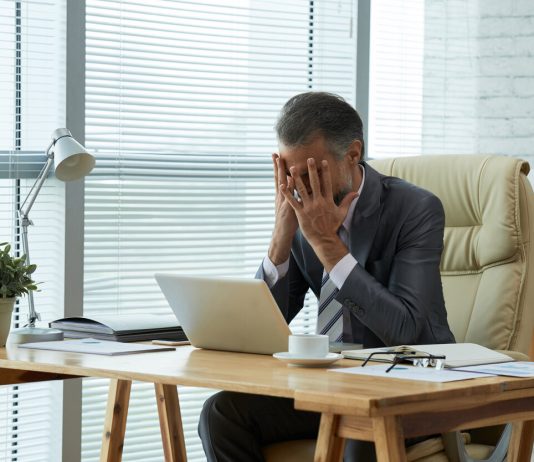 Attenzione all’intelligenza artificiale non gestita: può creare rischi di business, alla reputazione e normativi lavoro - lavoratori italiani - stanchezza - responsabili della sicurezza informatica problemi - intelligenza artificiale non gestita -motion array