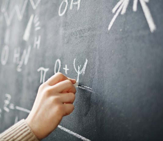 IA a scuola: il 72% degli studenti italiani la usa già, ma l’Italia è davvero pronta? AI a scuola - scuole- motion array