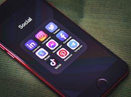 L’Australia vieta i social network ai minori di 16 anni social network - smartphone - motionarray