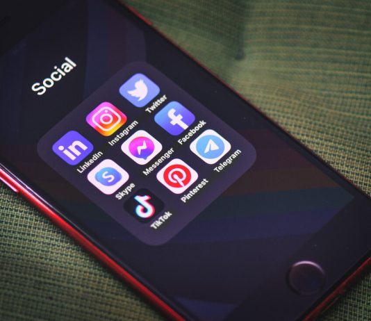 L’Australia vieta i social network ai minori di 16 anni social network - smartphone - motionarray